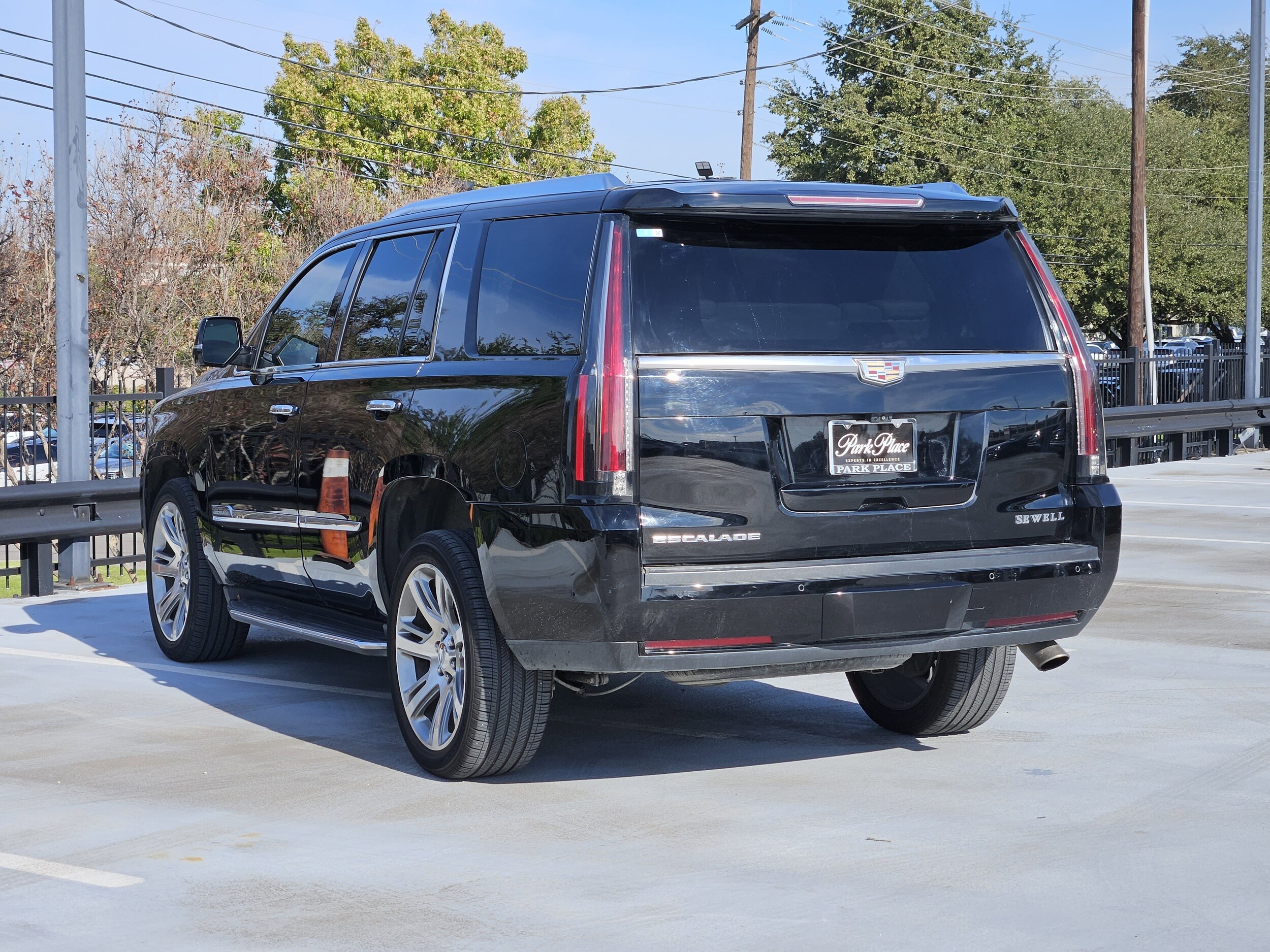2018 Cadillac Escalade Luxury photo 4