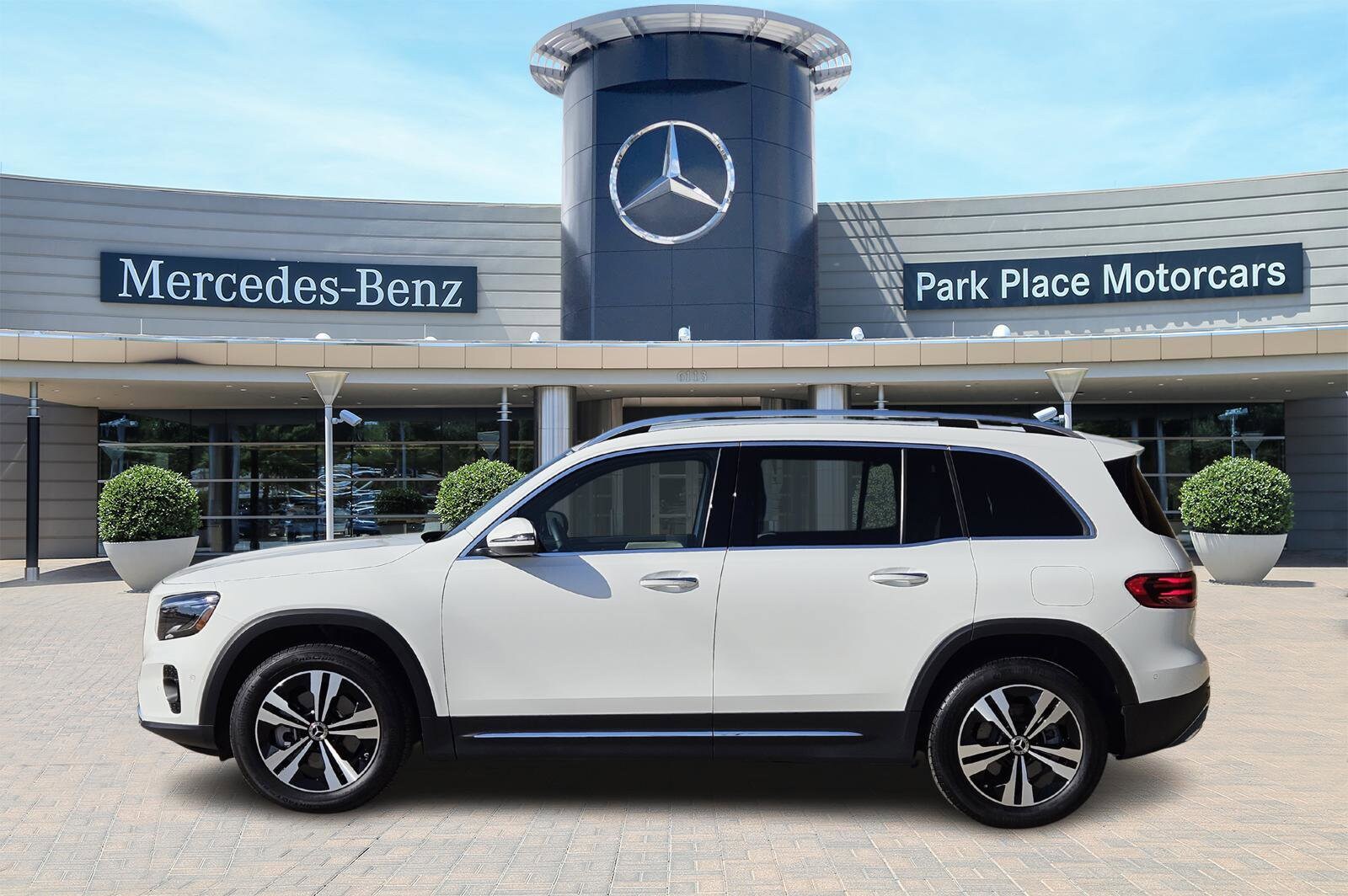 2025 Mercedes Benz GLB 250 photo 2