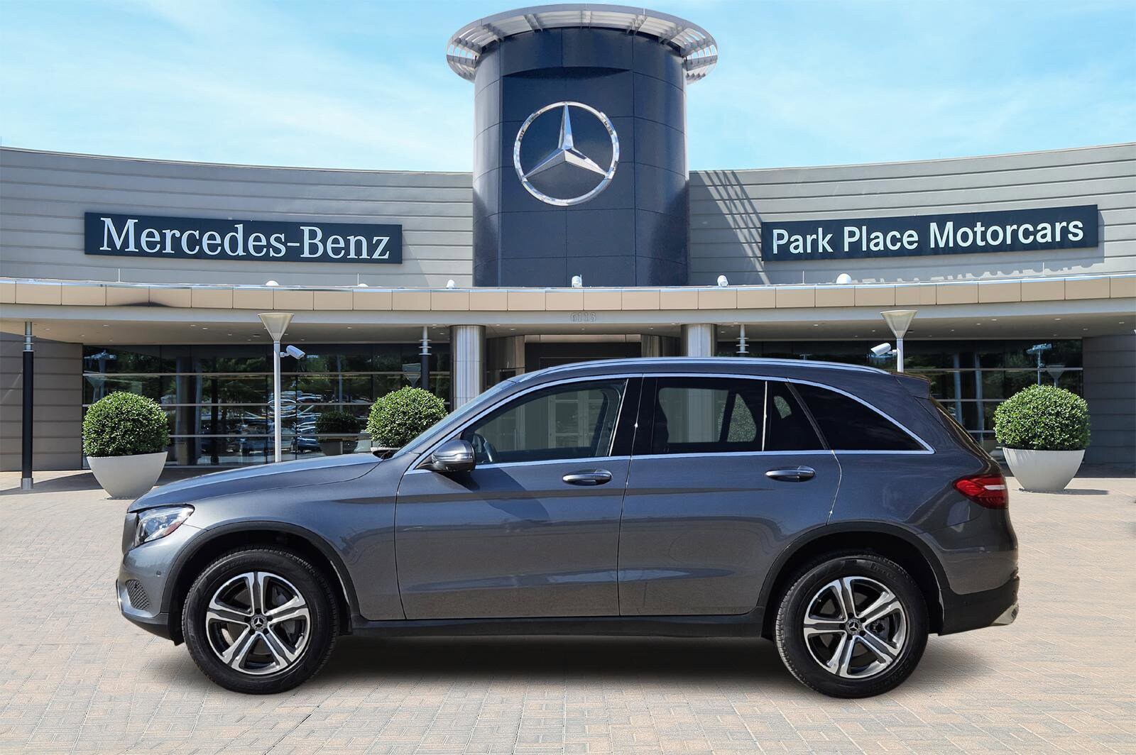 2018 Mercedes Benz GLC 300 photo 2