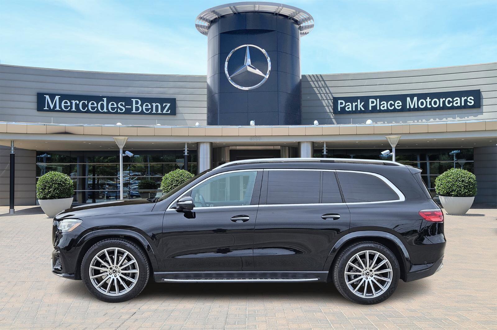 2024 Mercedes Benz GLS 580 photo 3