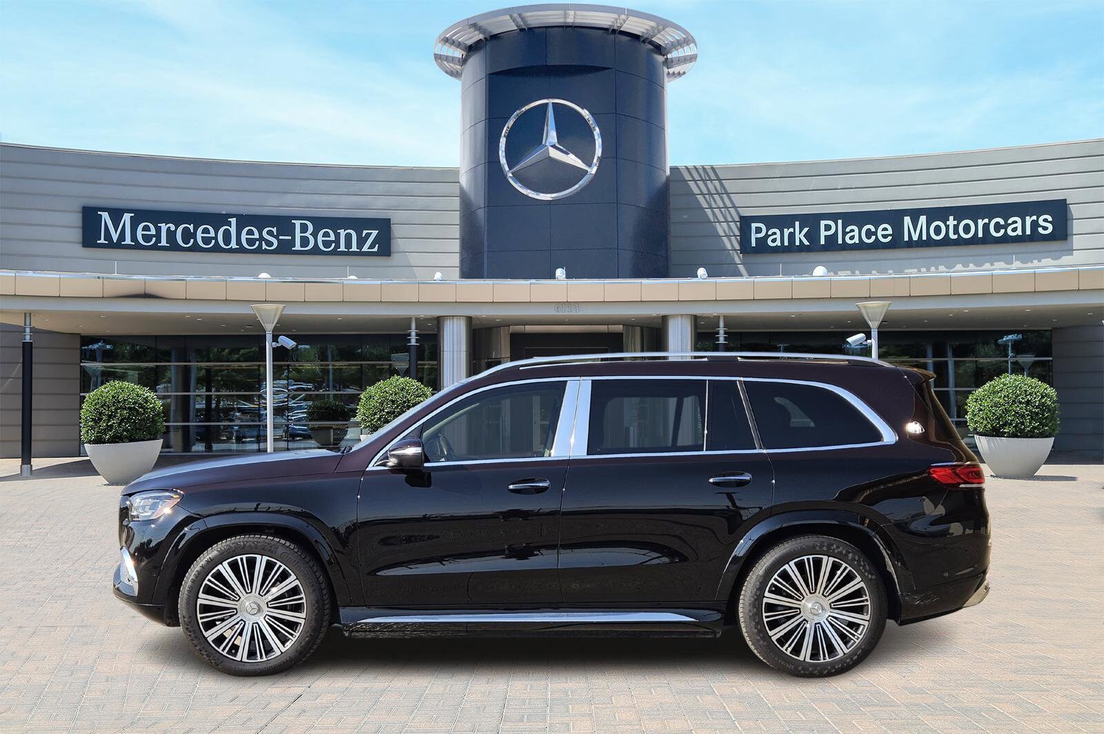 2023 Mercedes Benz GLS Maybach 600 4MATIC photo 2