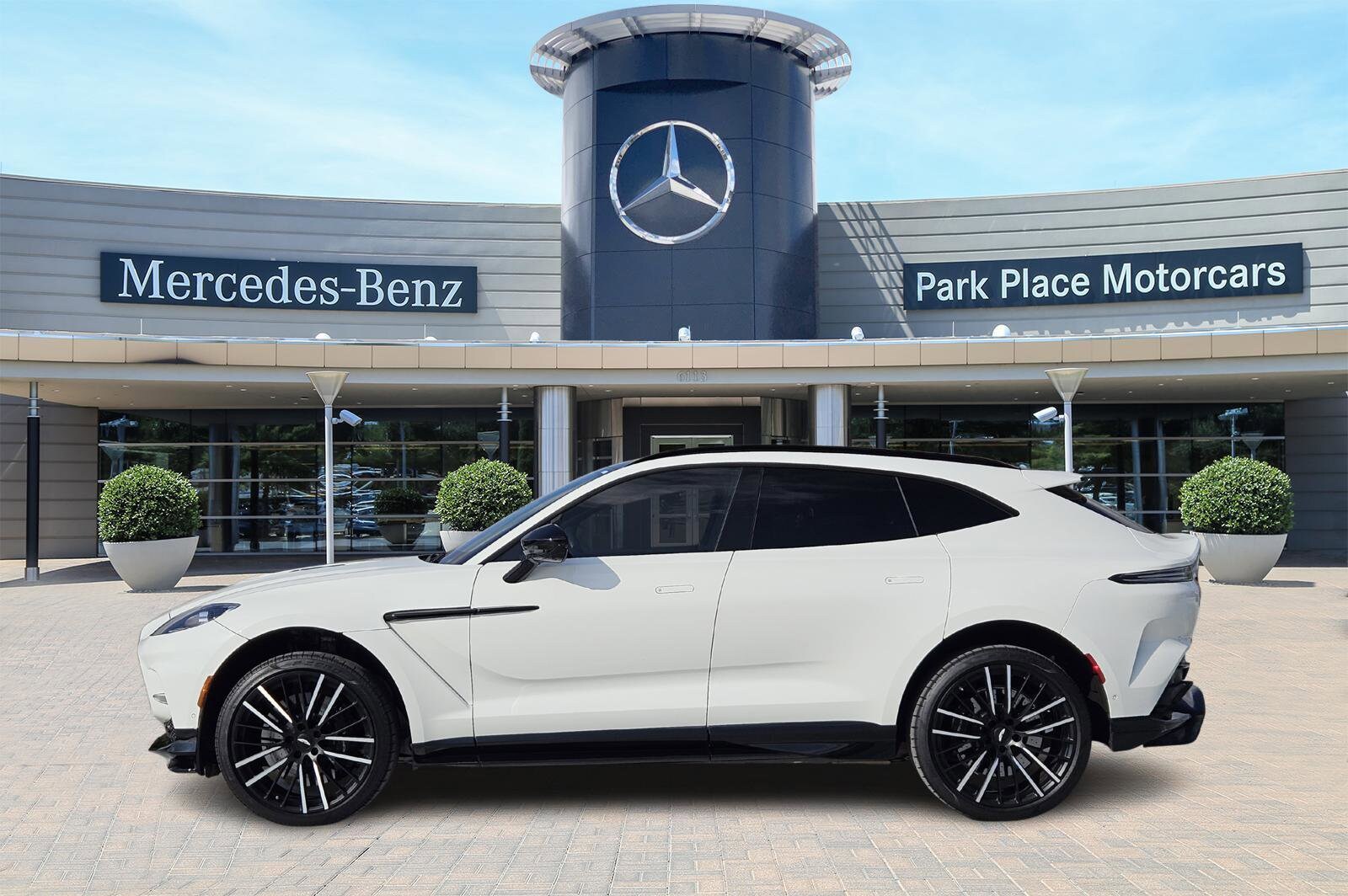 2023 Aston Martin DBX DBX707 photo 2