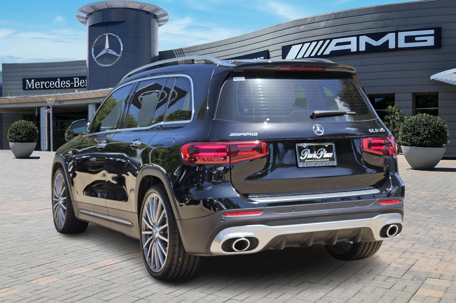 2024 Mercedes Benz GLB 35 AMG photo 2