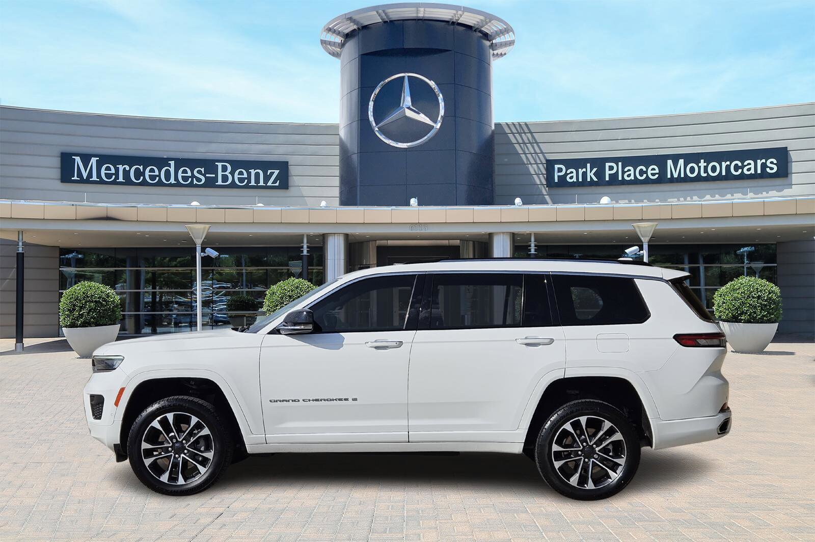 2021 Jeep Grand Cherokee Overland photo 3