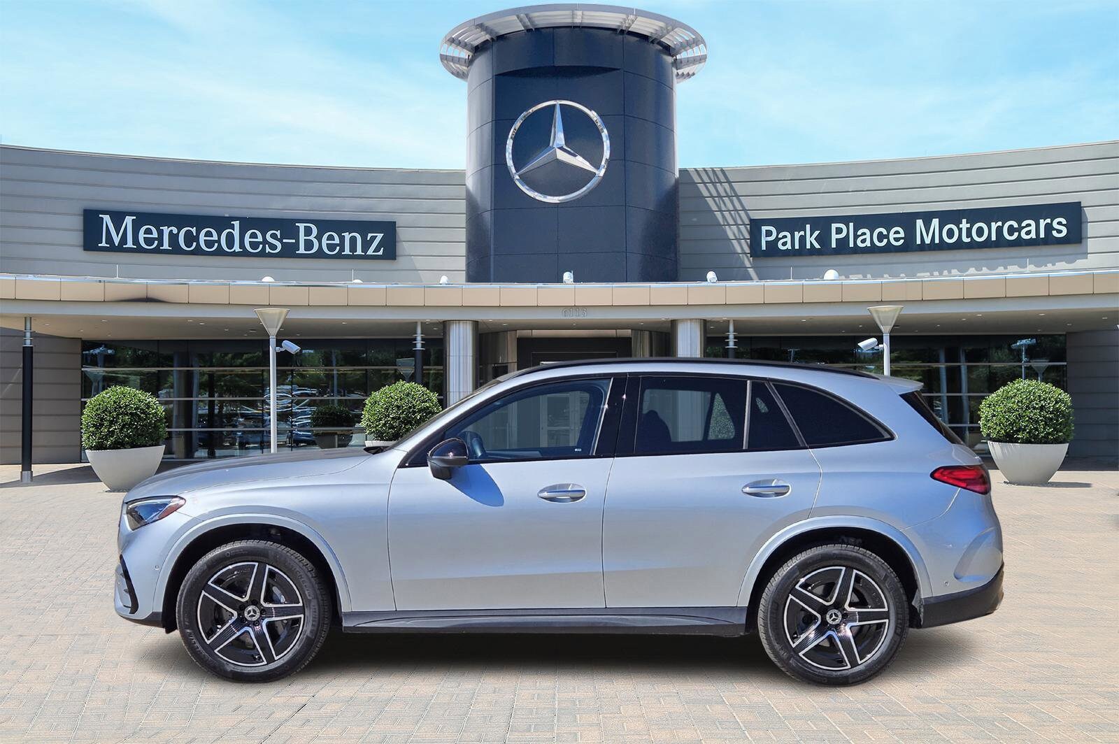 2025 Mercedes Benz GLC 300 4MATIC photo 3