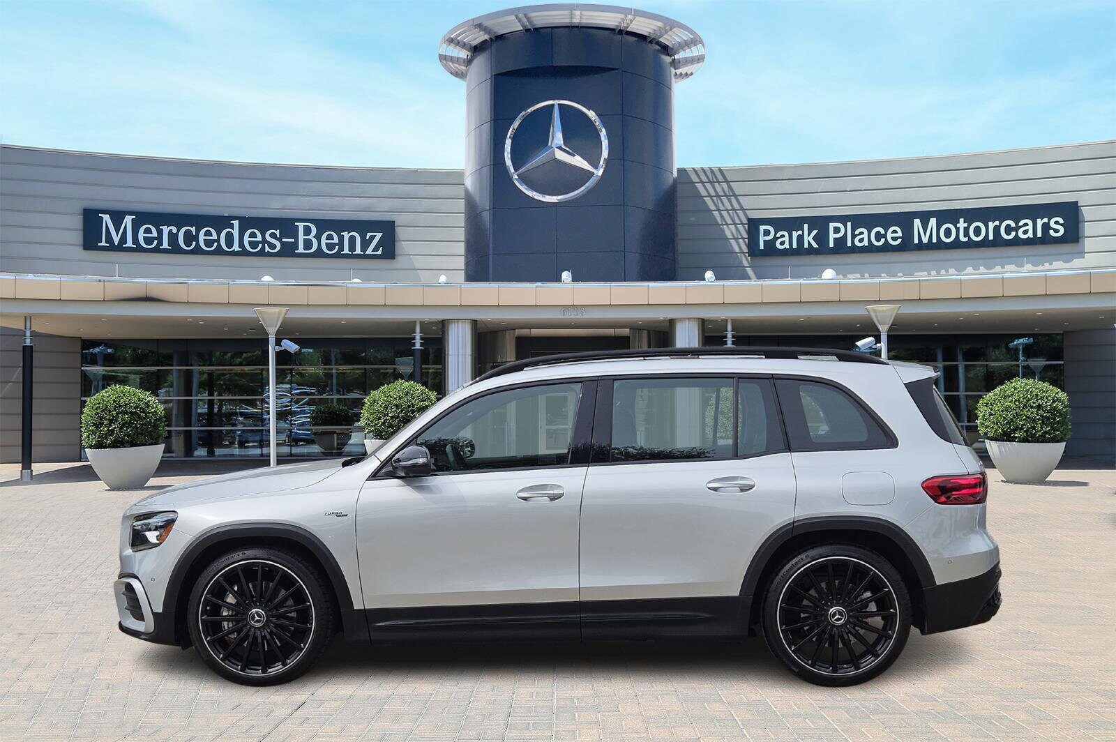 2024 Mercedes Benz GLB 35 AMG photo 2