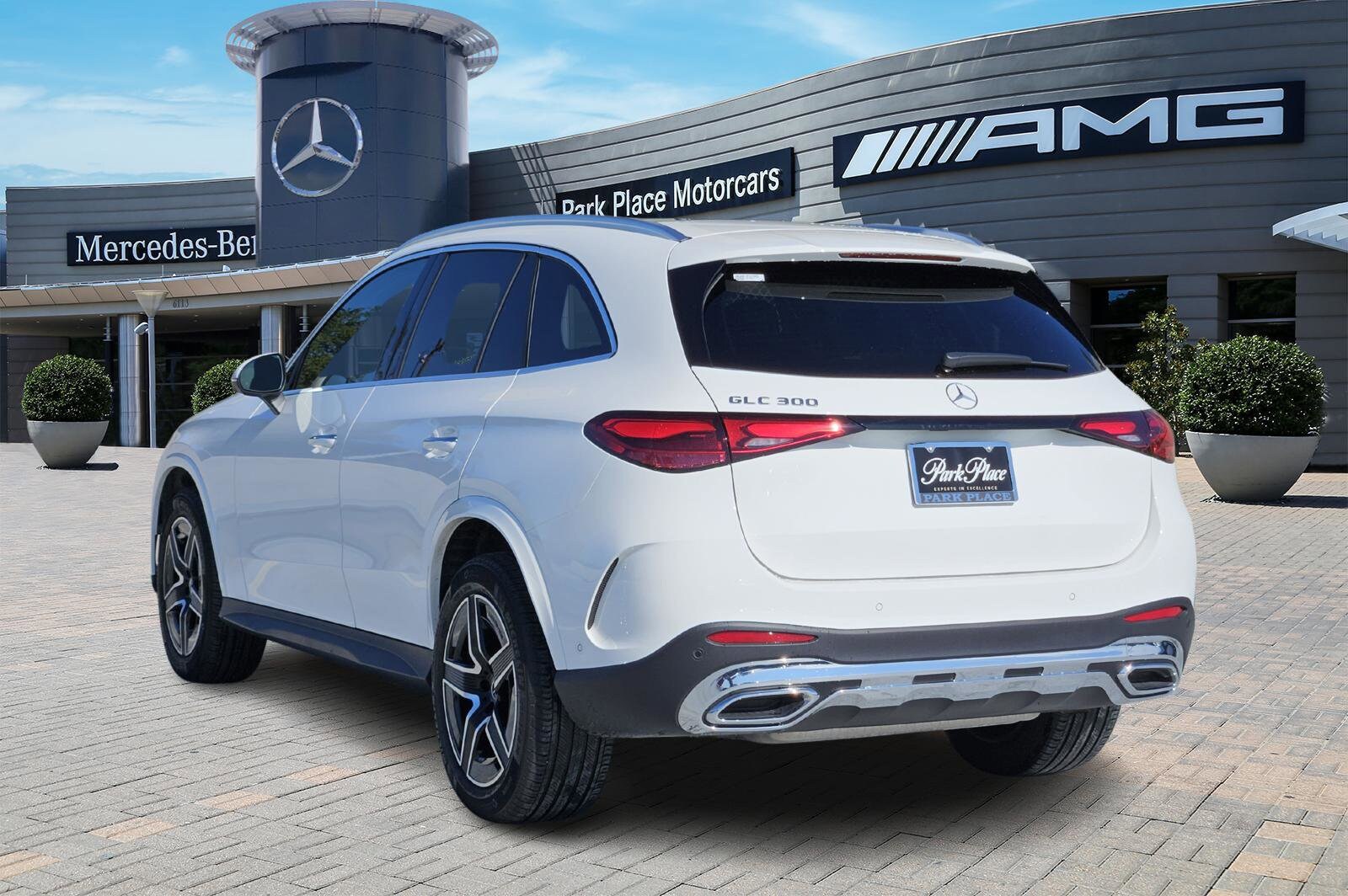 2025 Mercedes Benz GLC 300 photo 4