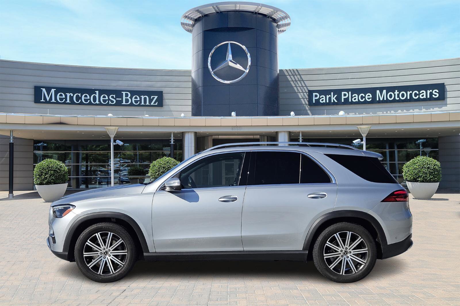 2025 Mercedes Benz GLE 350 4MATIC photo 3