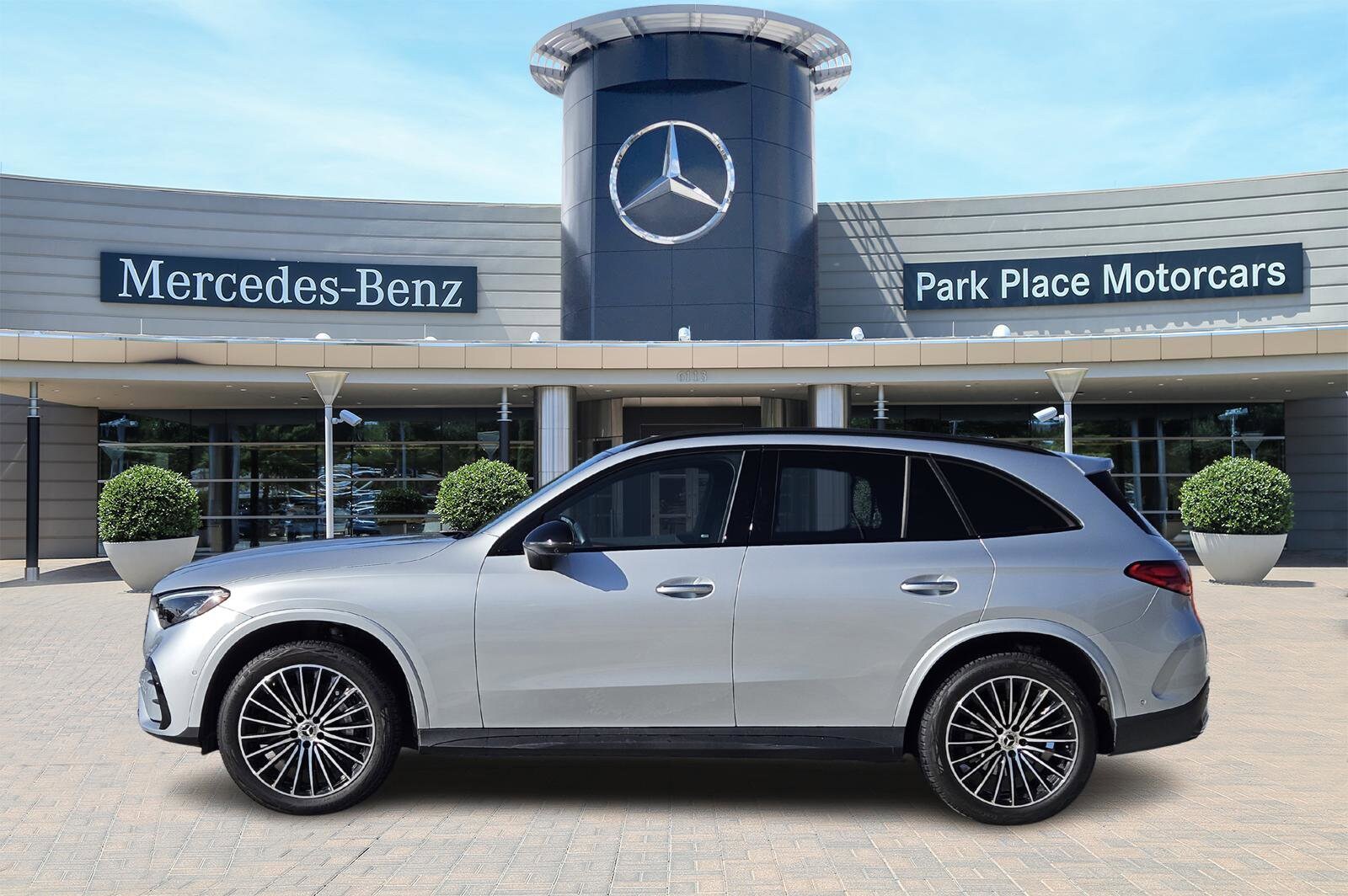 2025 Mercedes Benz GLC 300 photo 3