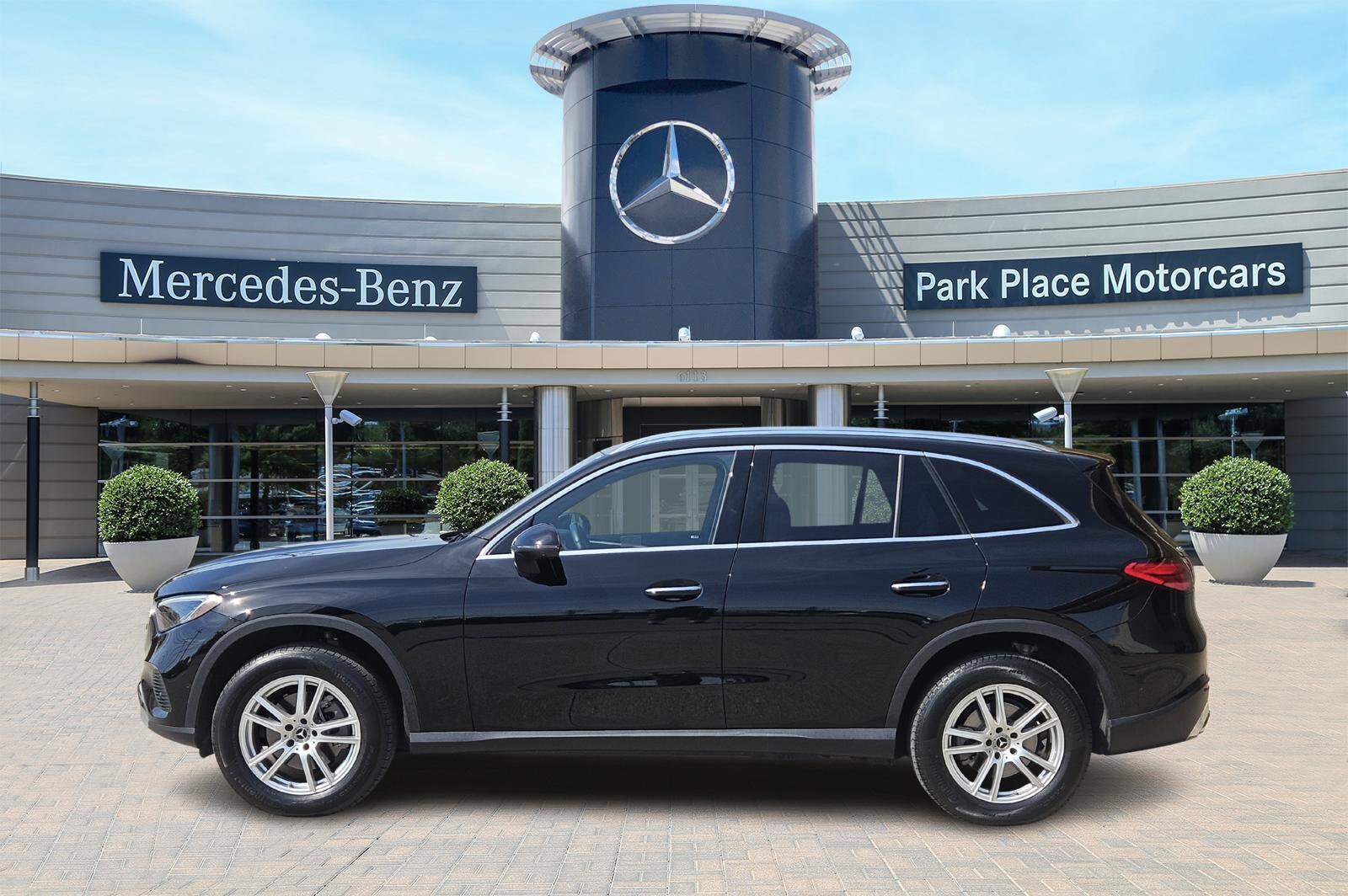 2025 Mercedes Benz GLC 300 photo 3