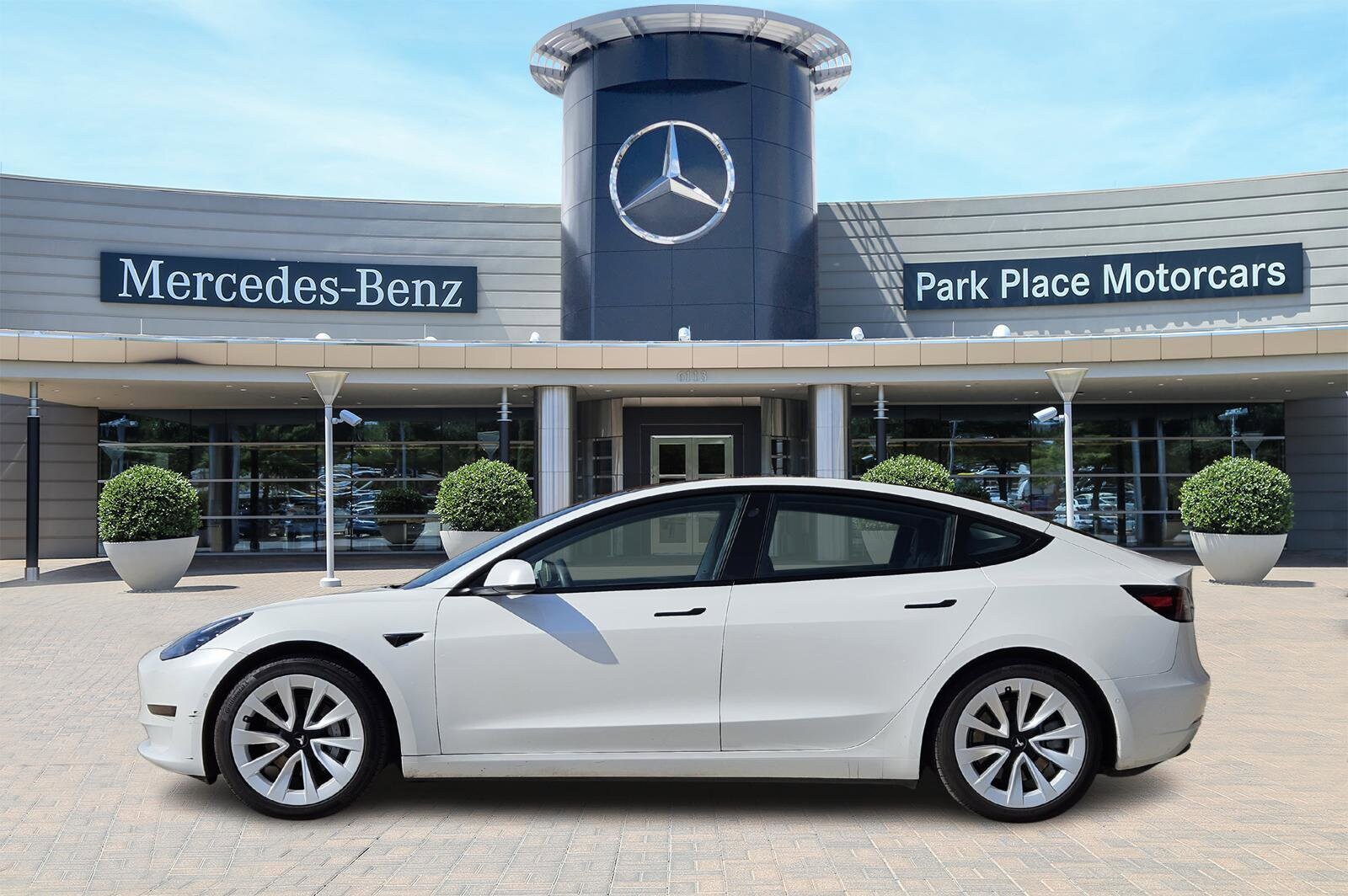 2021 Tesla Model 3 Standard Range Plus photo 2