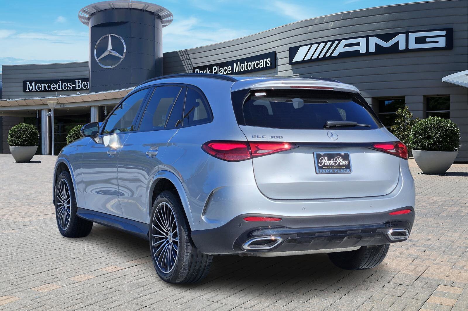 2025 Mercedes Benz GLC 300 photo 4