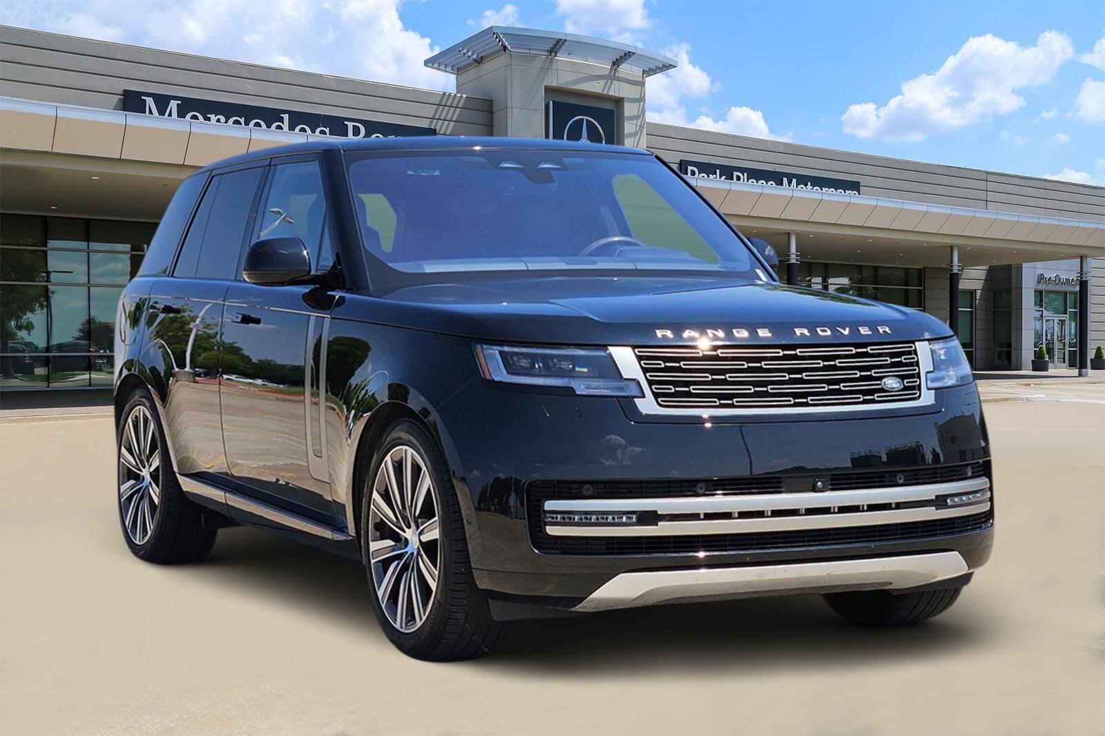 2023 Land Rover Range Rover SE photo 2