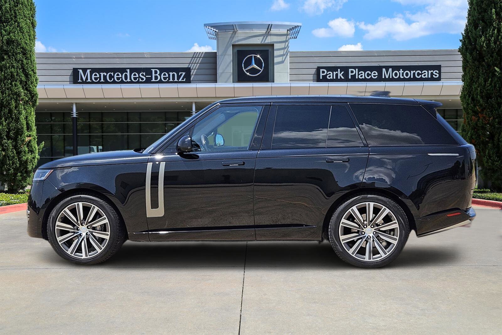 2023 Land Rover Range Rover SE photo 3