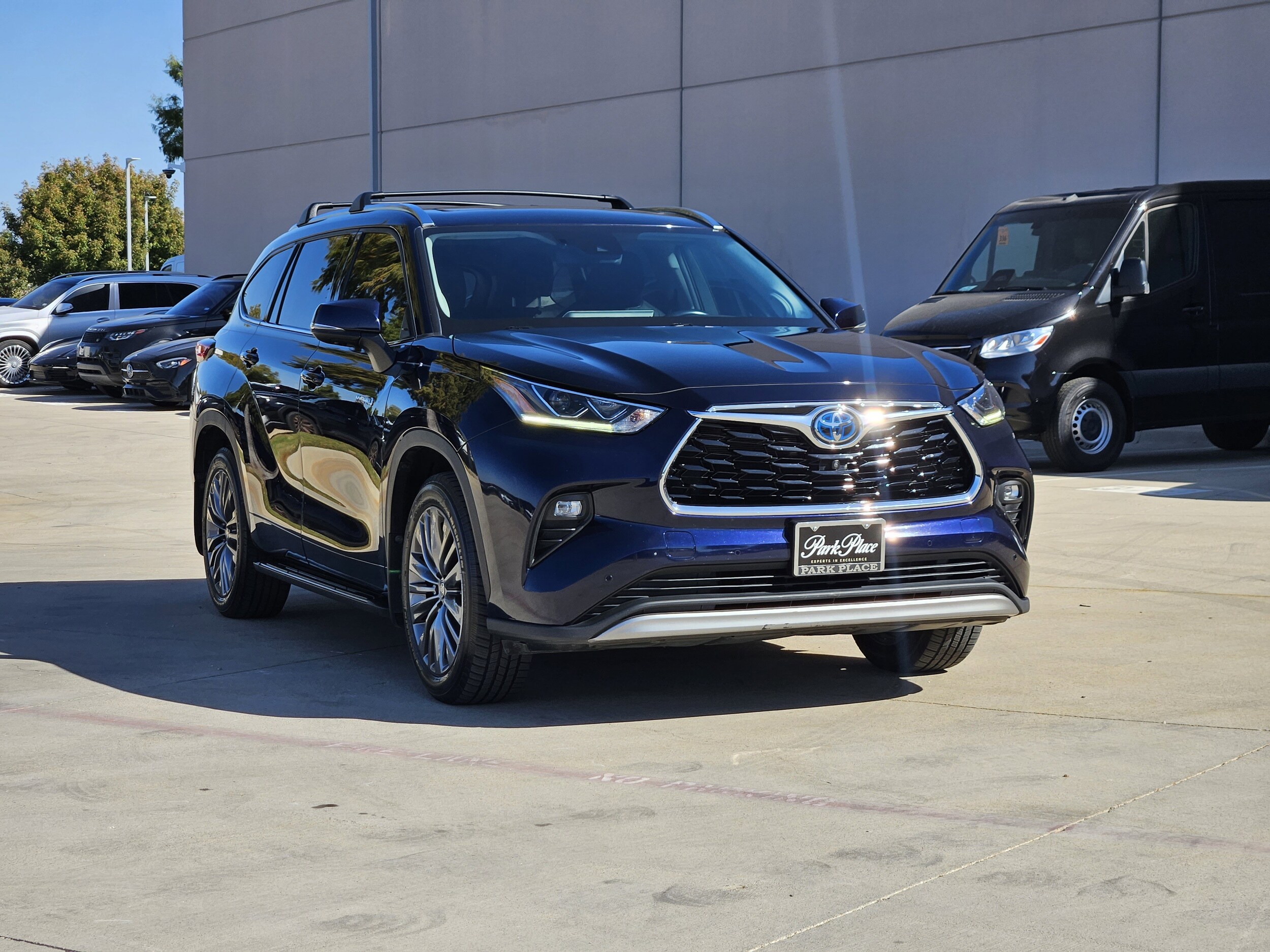 2021 Toyota Highlander Hybrid Platinum photo 2