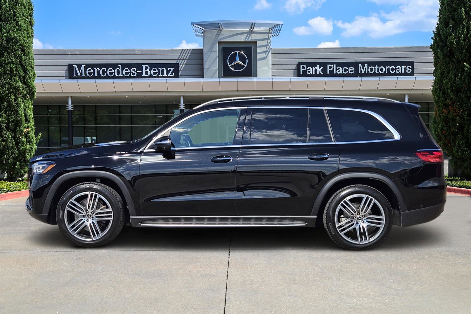 2025 Mercedes Benz GLS 450 4MATIC photo 3