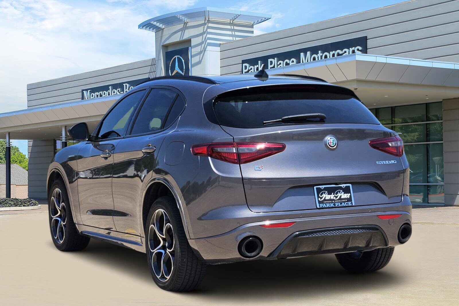 2023 Alfa Romeo Stelvio Ti photo 2