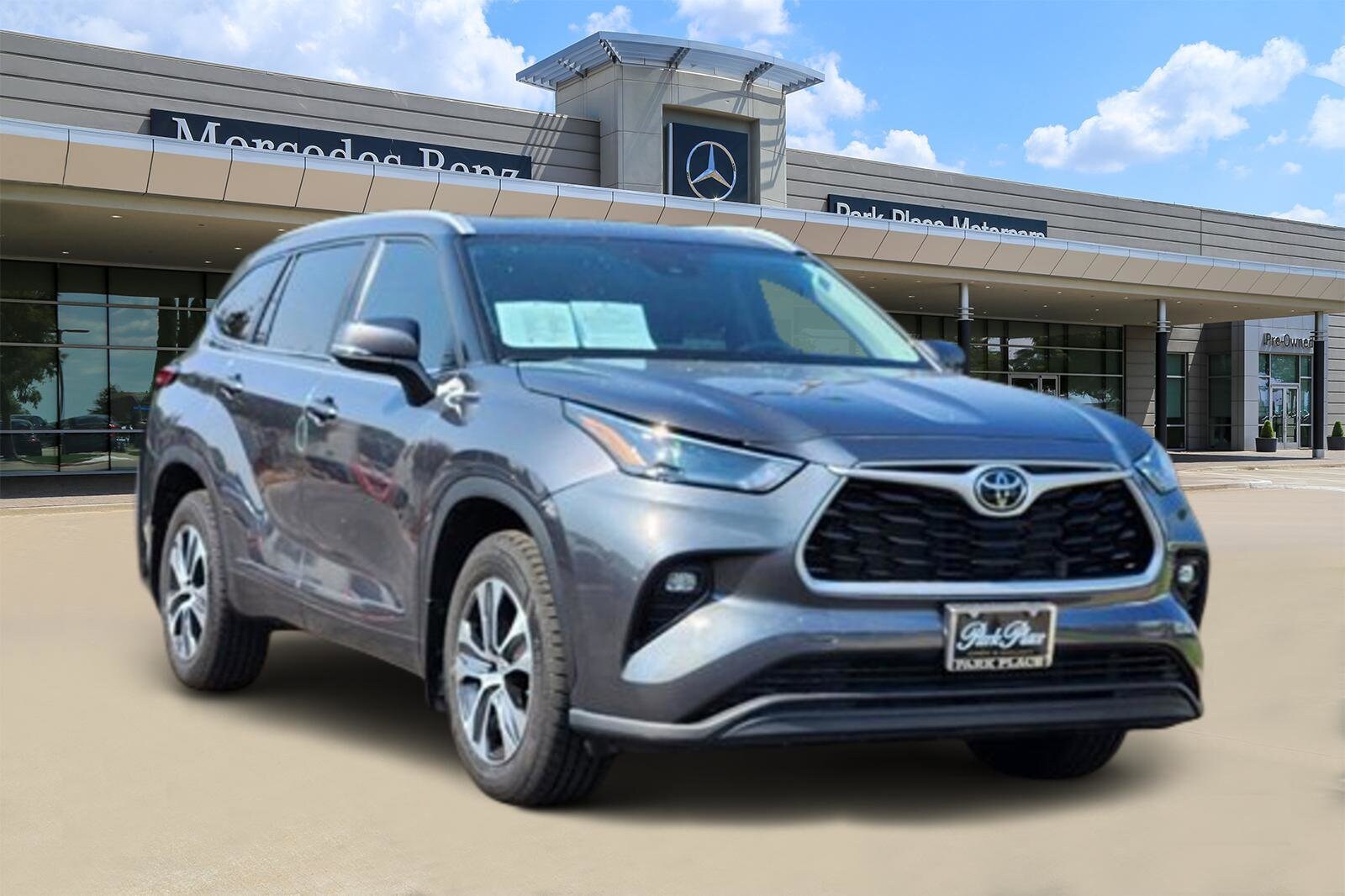 2023 Toyota Highlander XLE photo 2