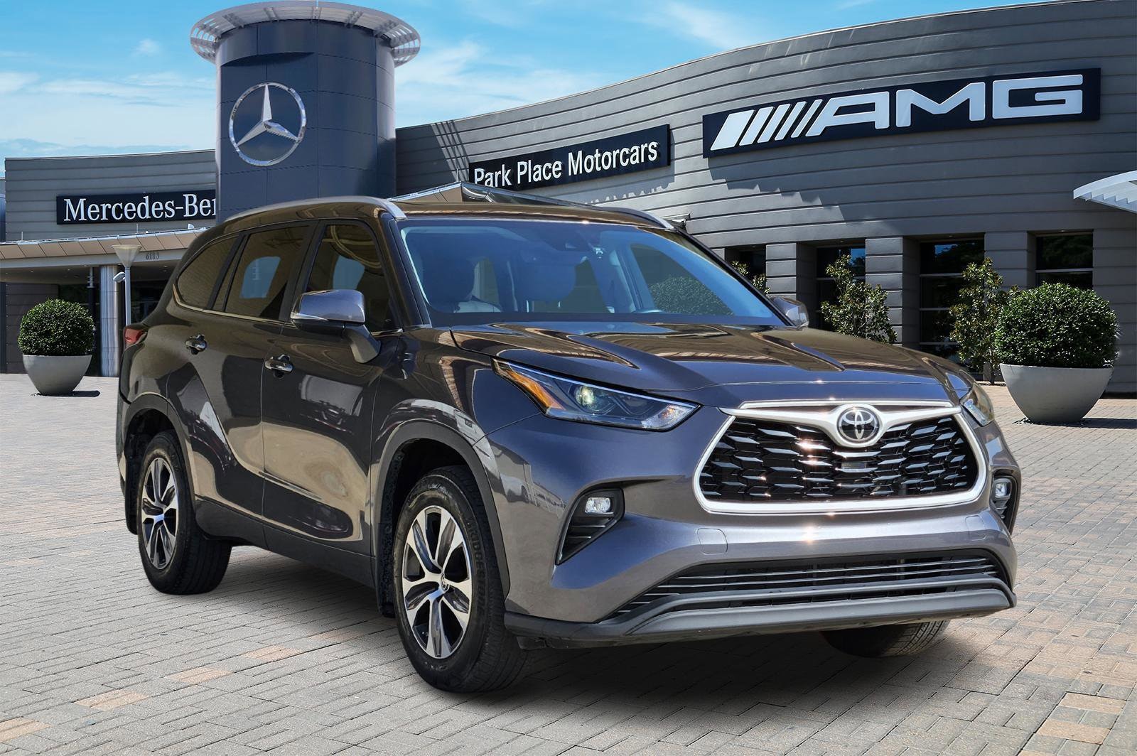Used 2023 Toyota Highlander XLE with VIN 5TDKDRAH5PS024839 for sale in Dallas, TX