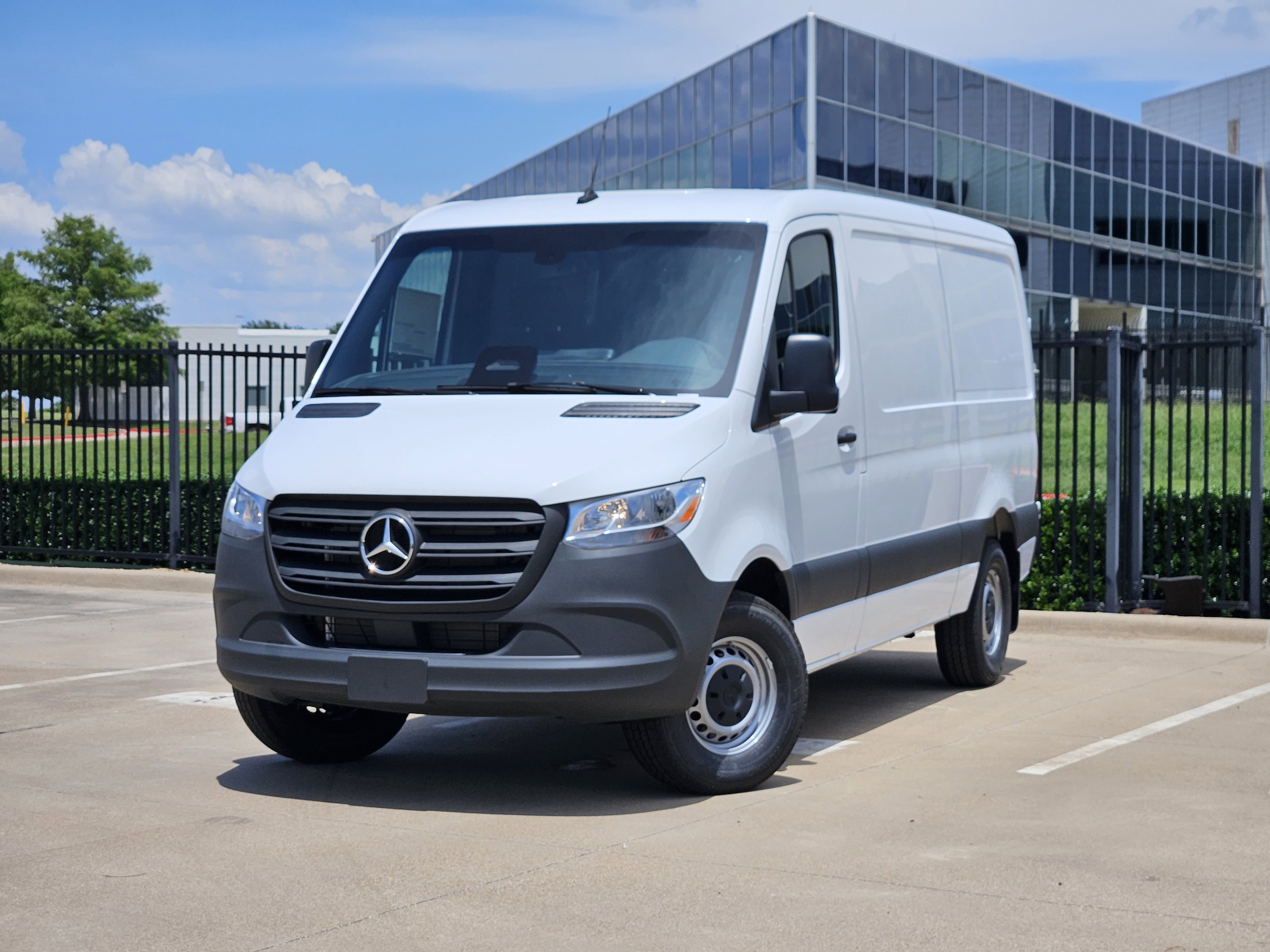 2026 Mercedes-Benz Sprinter 2500 144 WB's photo