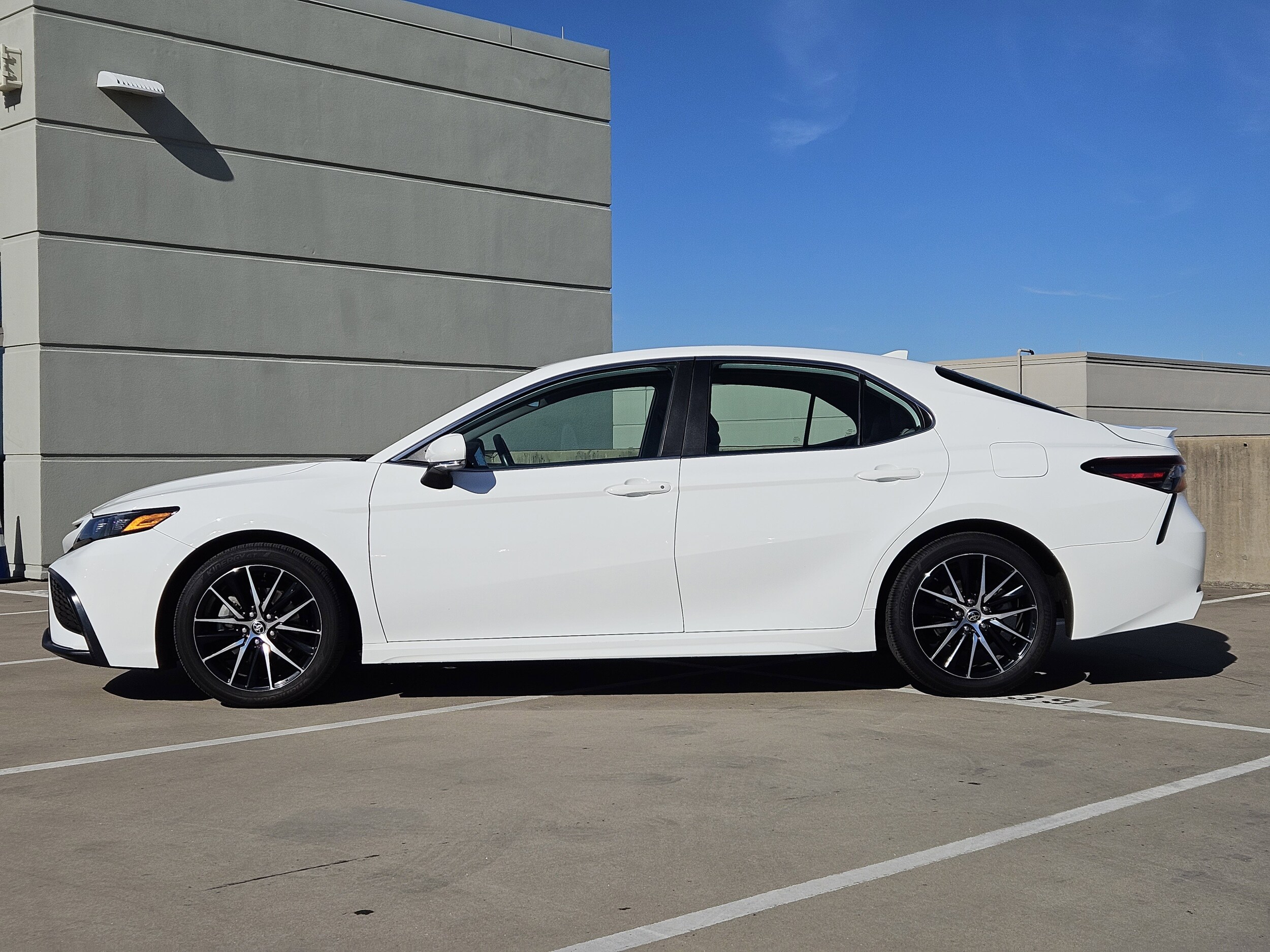 2022 Toyota Camry SE photo 2