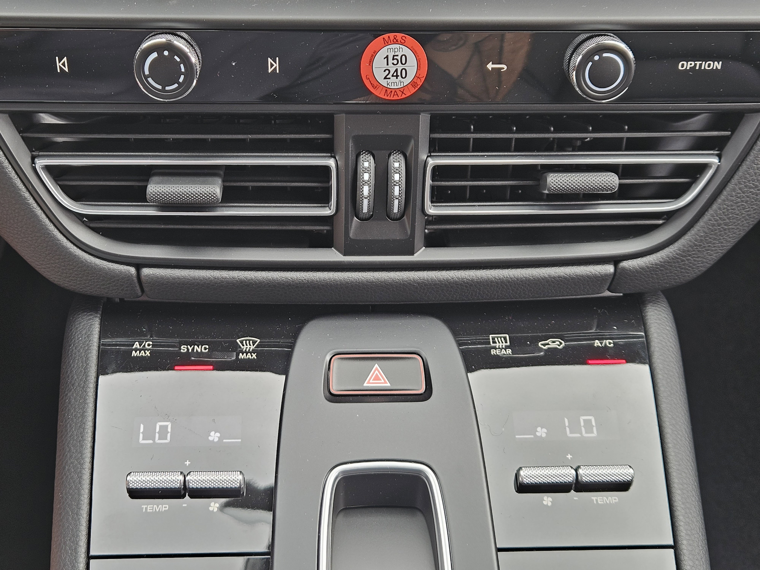 2026 Porsche Macan - Photo 18