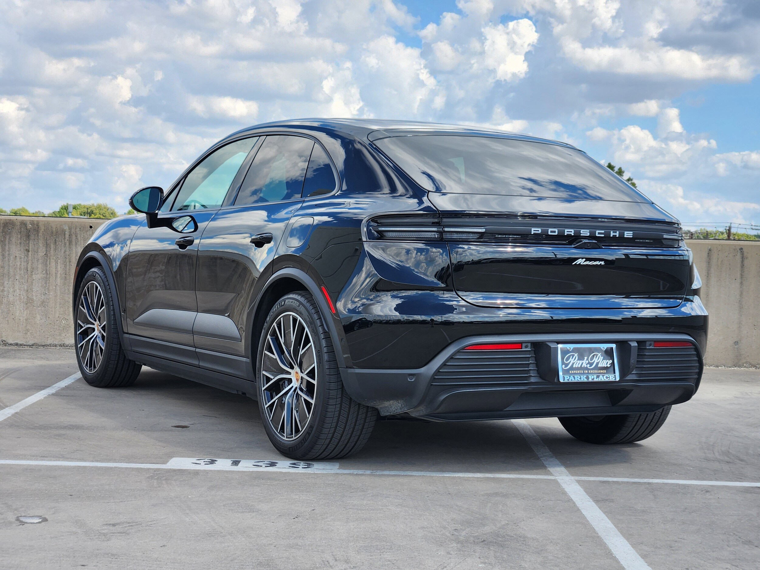 2025 Porsche Macan Electric photo 3