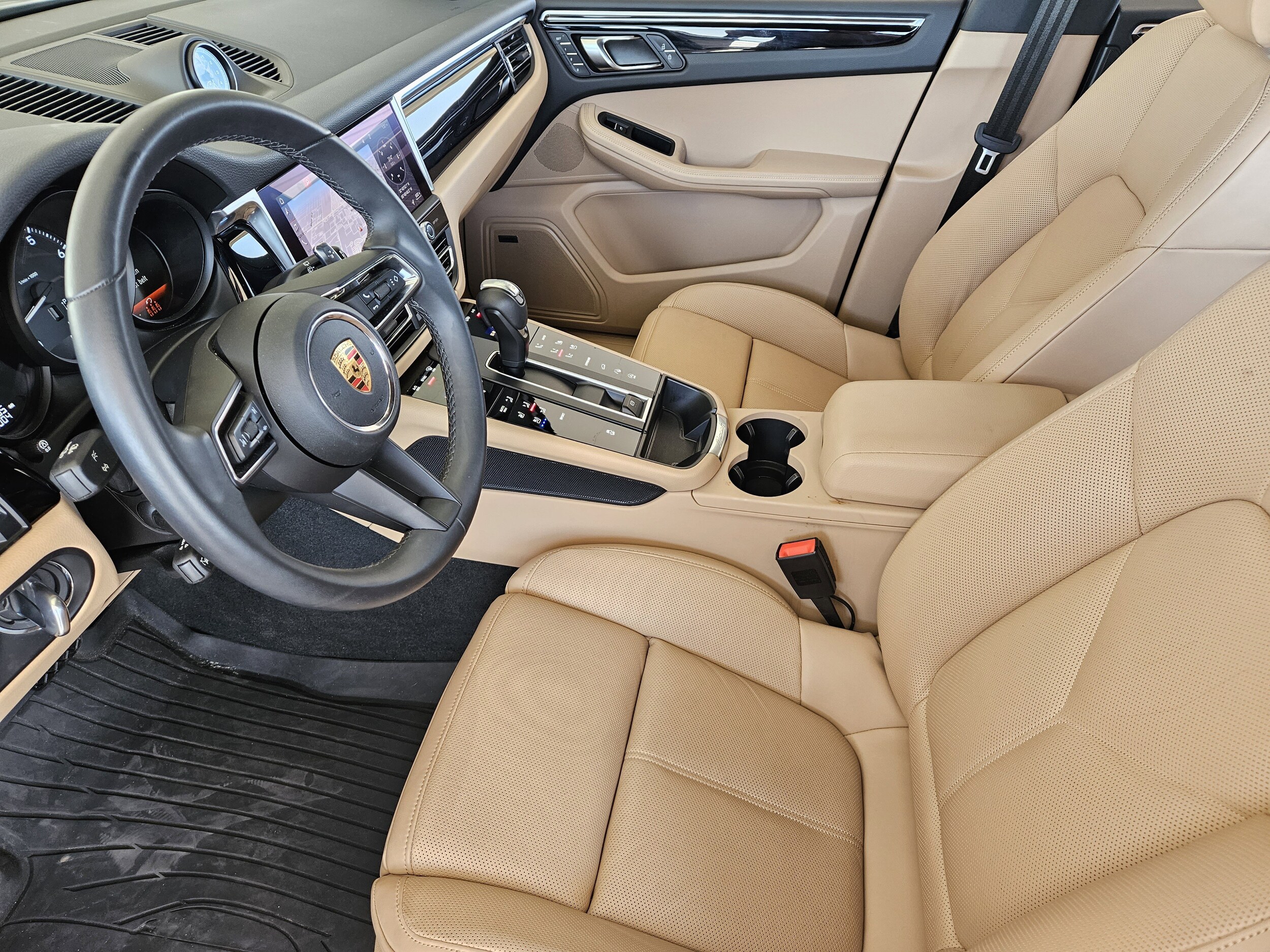 2024 Porsche Macan T photo 3