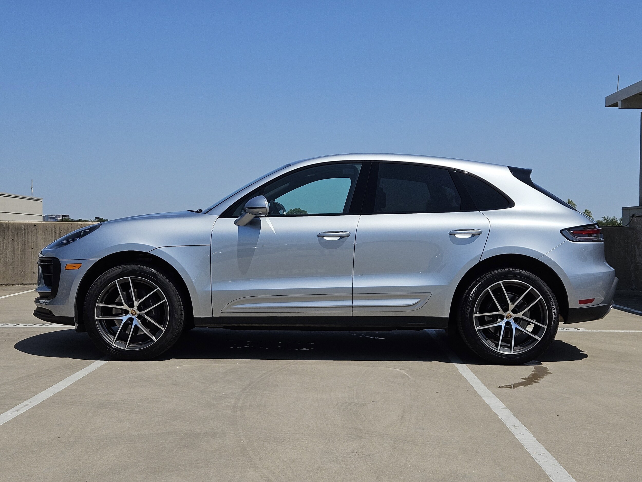 2024 Porsche Macan T photo 2