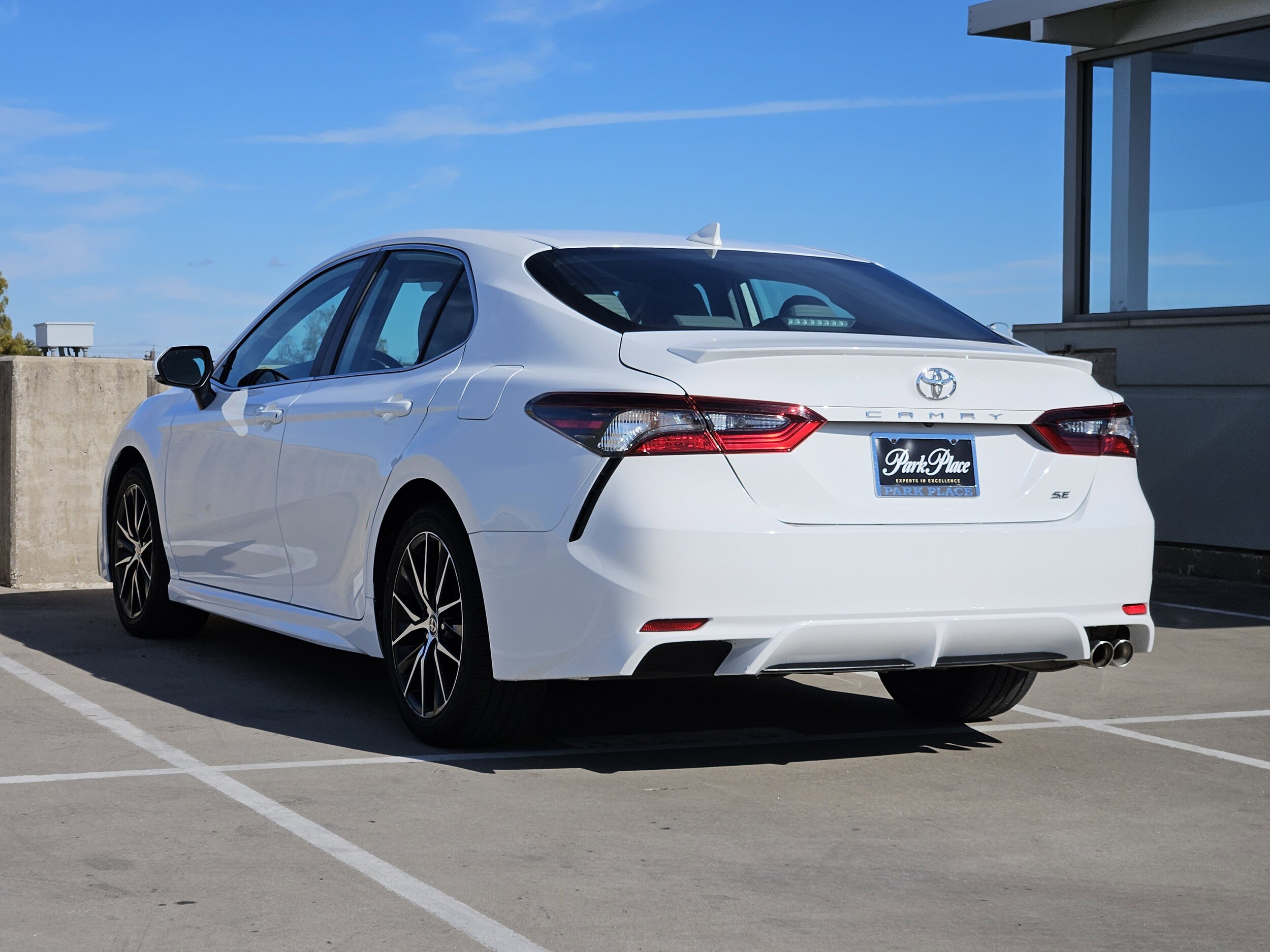 2022 Toyota Camry SE photo 3