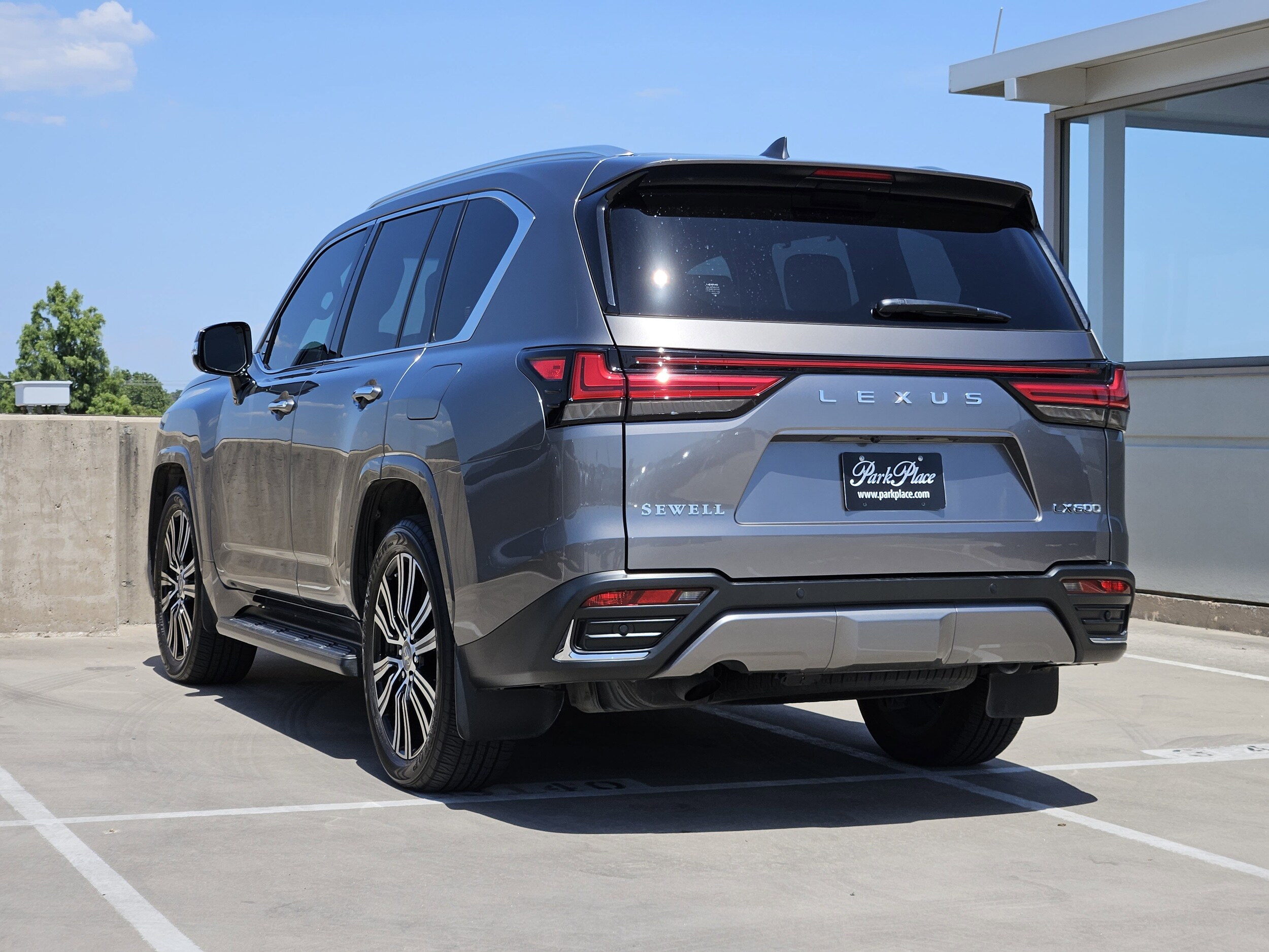 2023 Lexus LX 600 Luxury photo 3