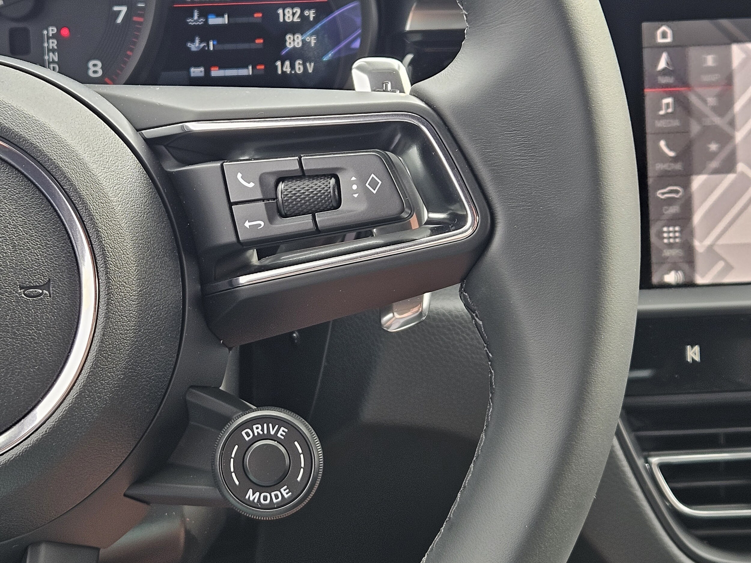 2026 Porsche Macan - Photo 26