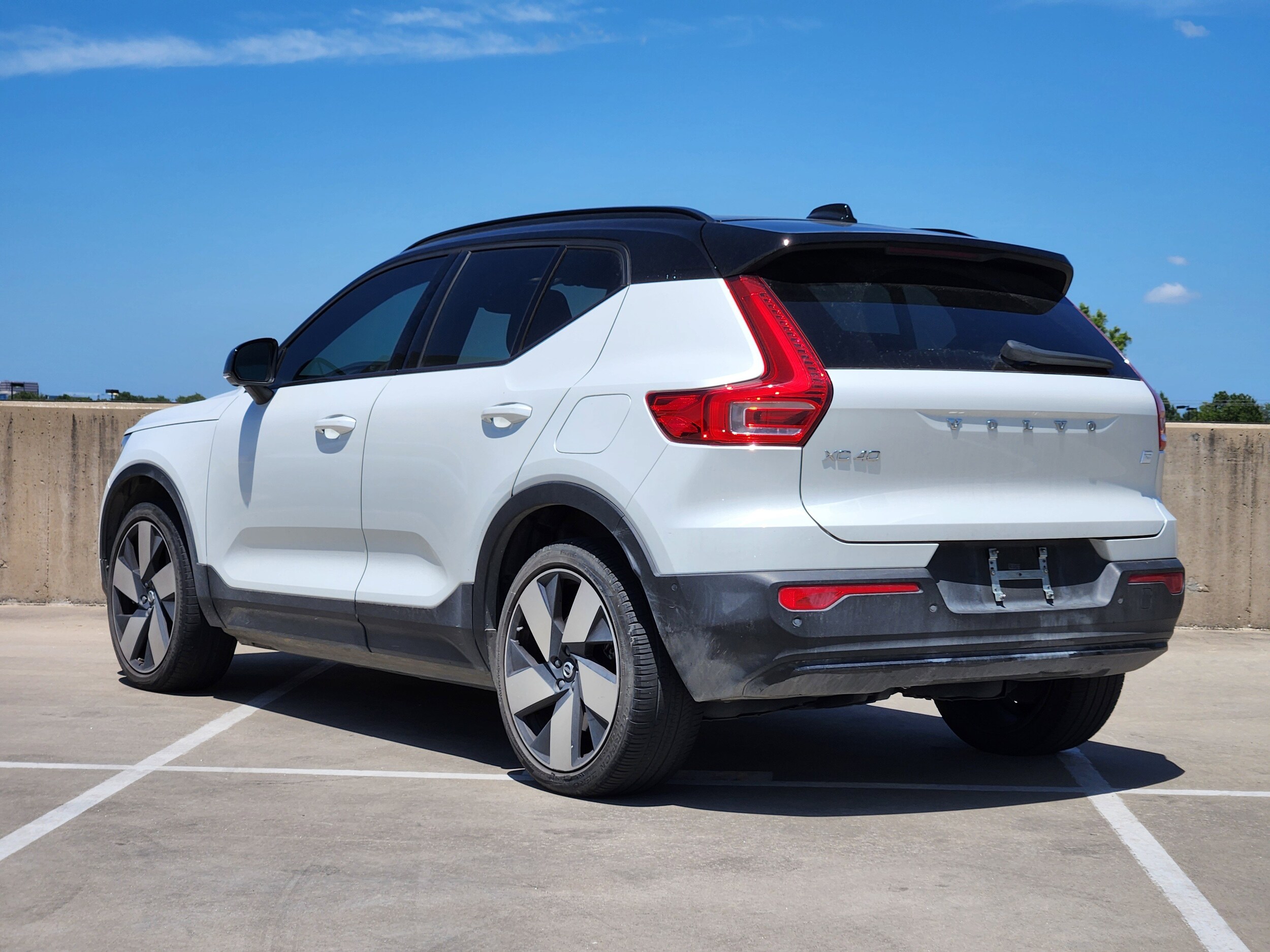 2023 Volvo XC40 Recharge Twin Plus photo 2