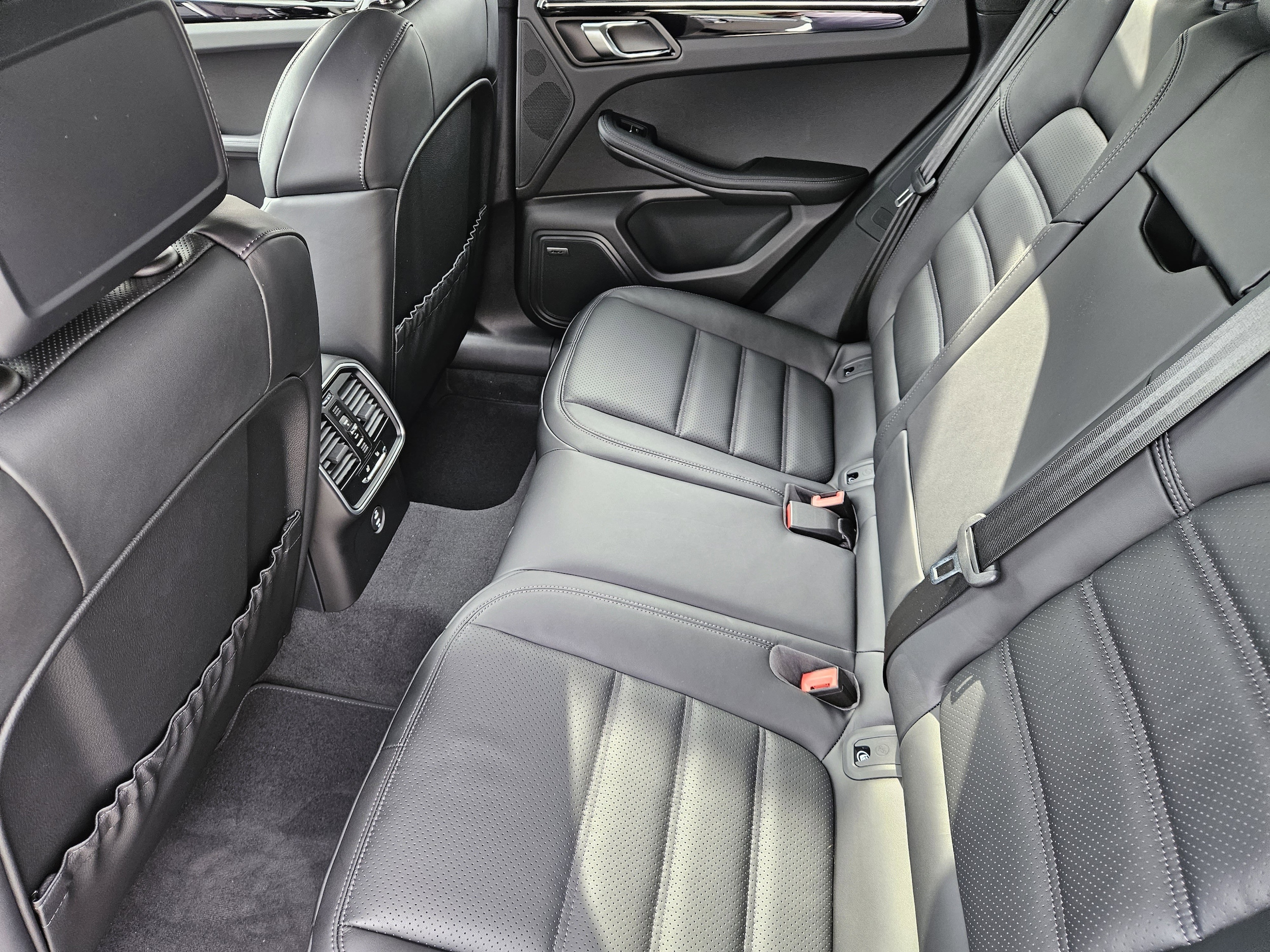 2026 Porsche Macan - Photo 27