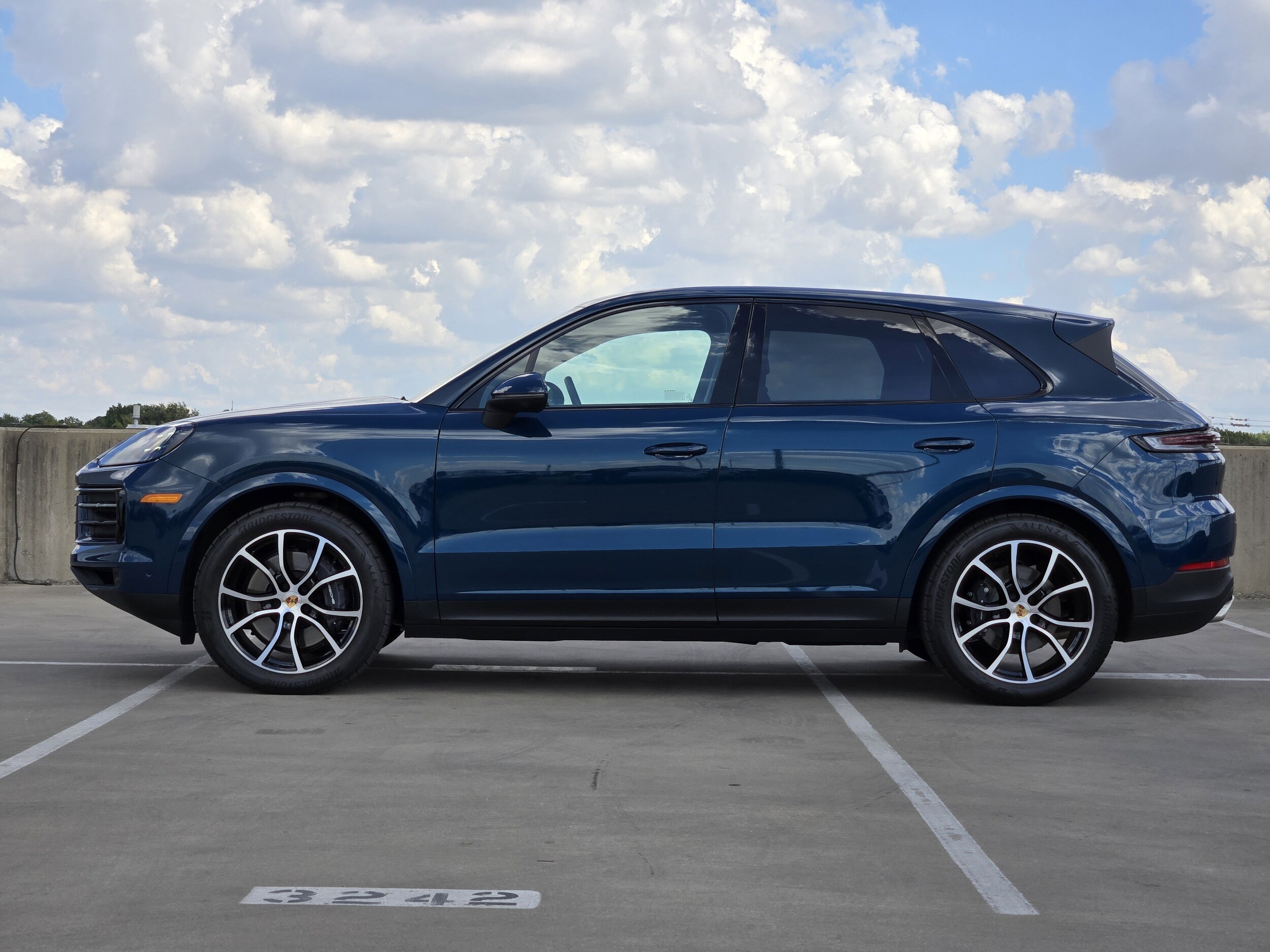2025 Porsche Cayenne photo 2