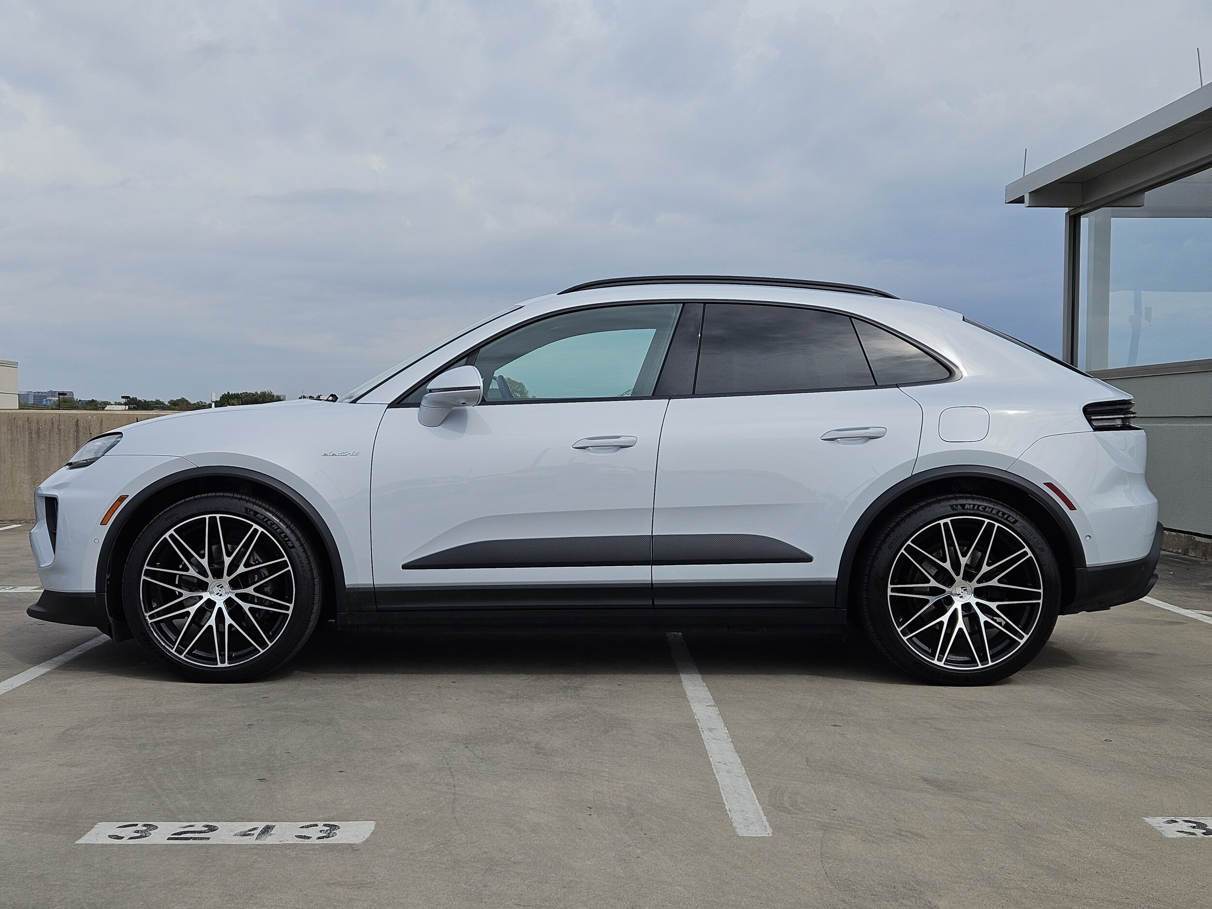 2024 Porsche Macan Electric 4 photo 2