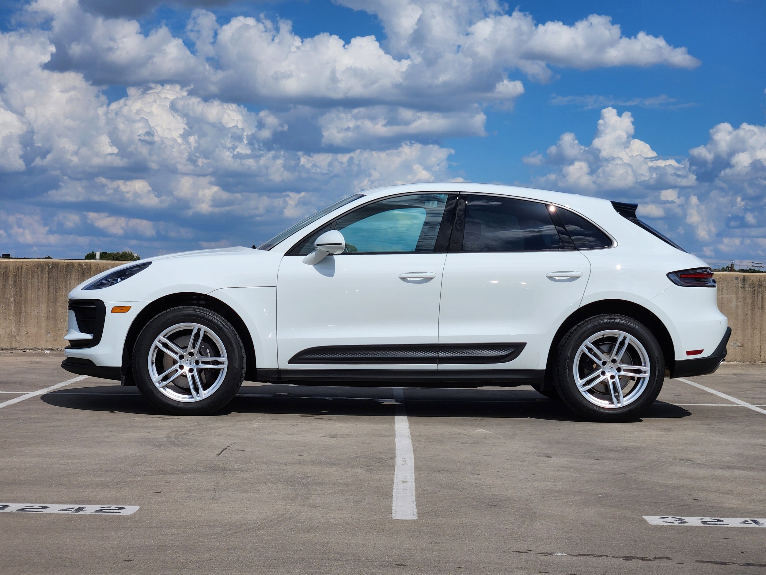 2025 Porsche Macan T photo 2