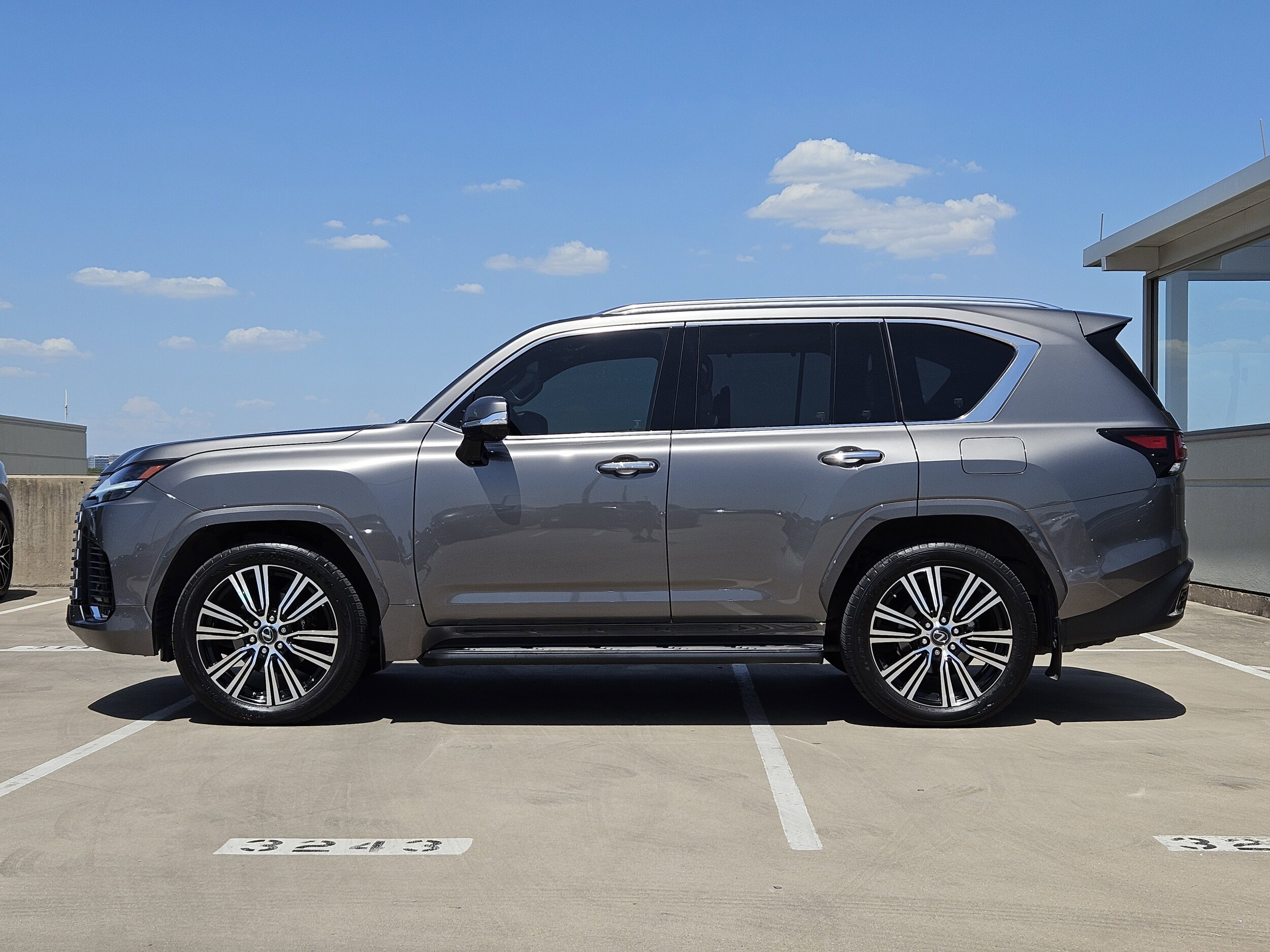 2023 Lexus LX 600 Luxury photo 2