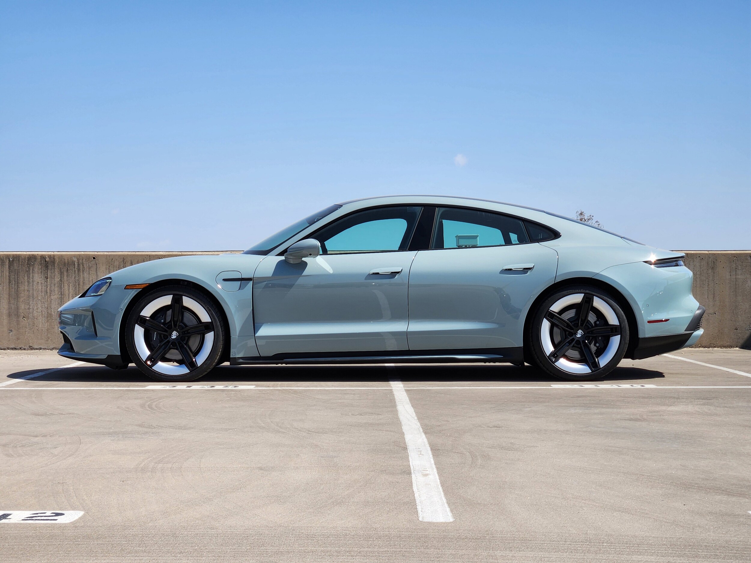 2025 Porsche Taycan photo 2