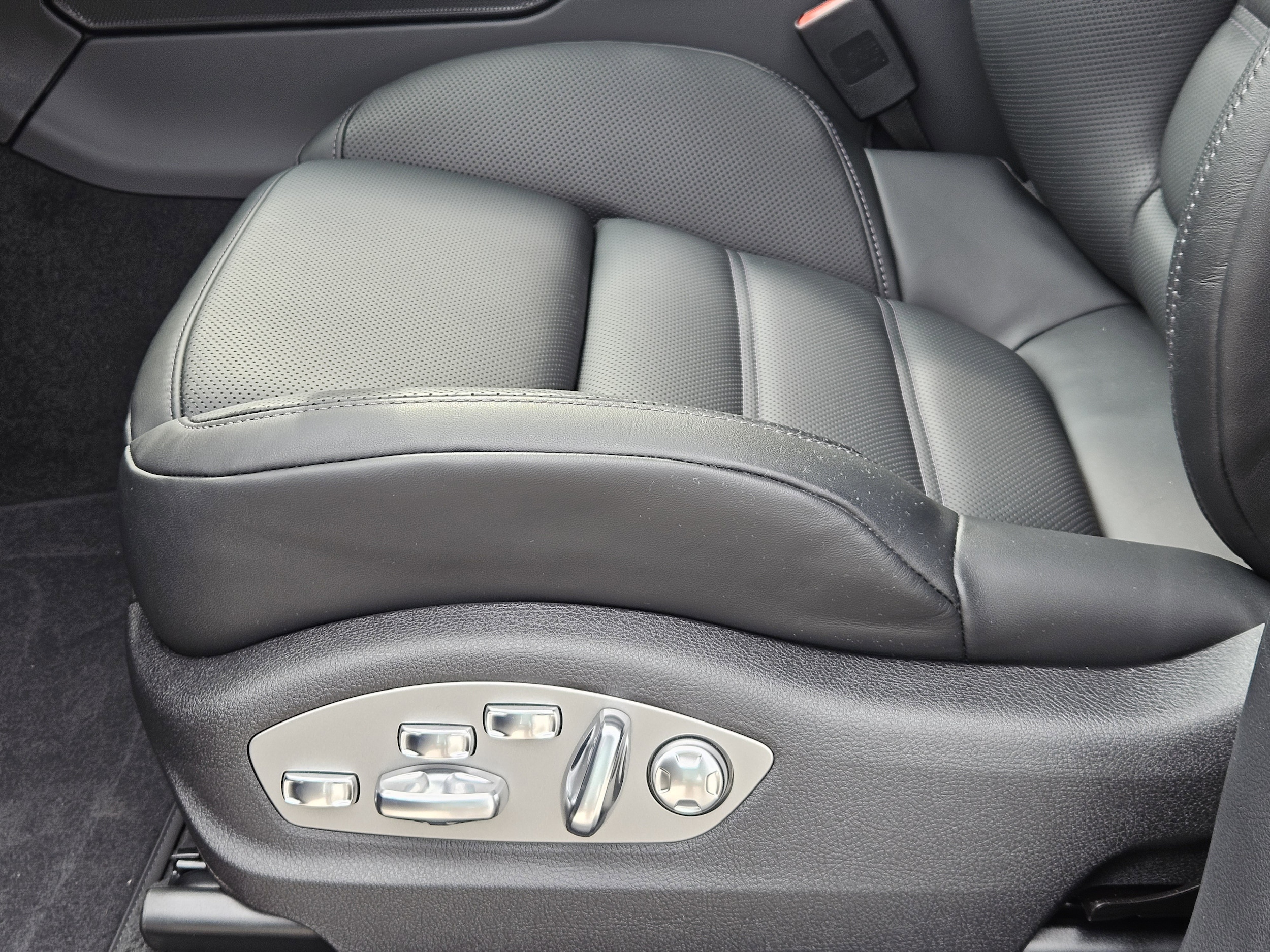 2026 Porsche Macan - Photo 22