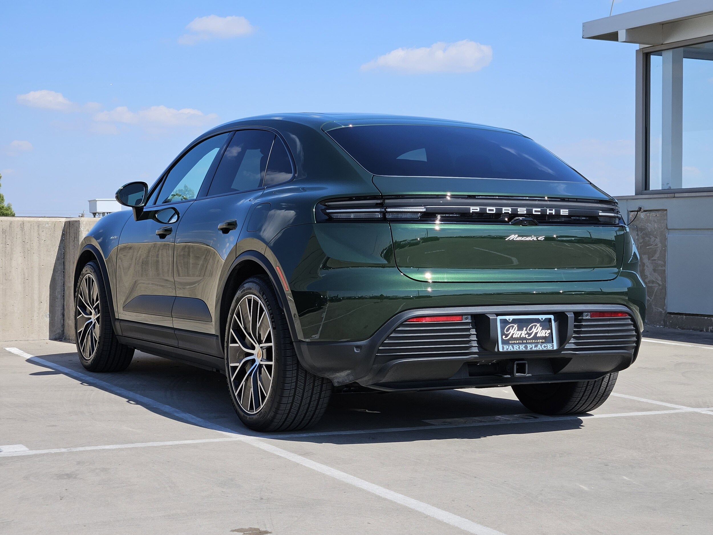 2025 Porsche Macan Electric 4 photo 3