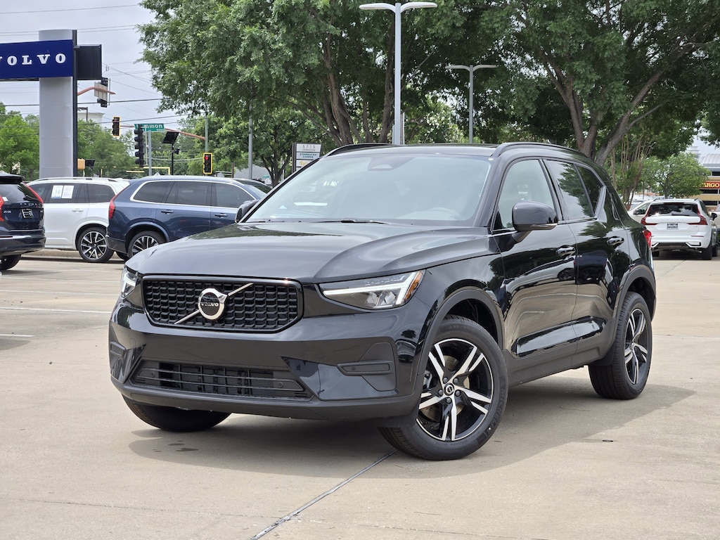 New 2026 Volvo XC40 B5 Core SUV