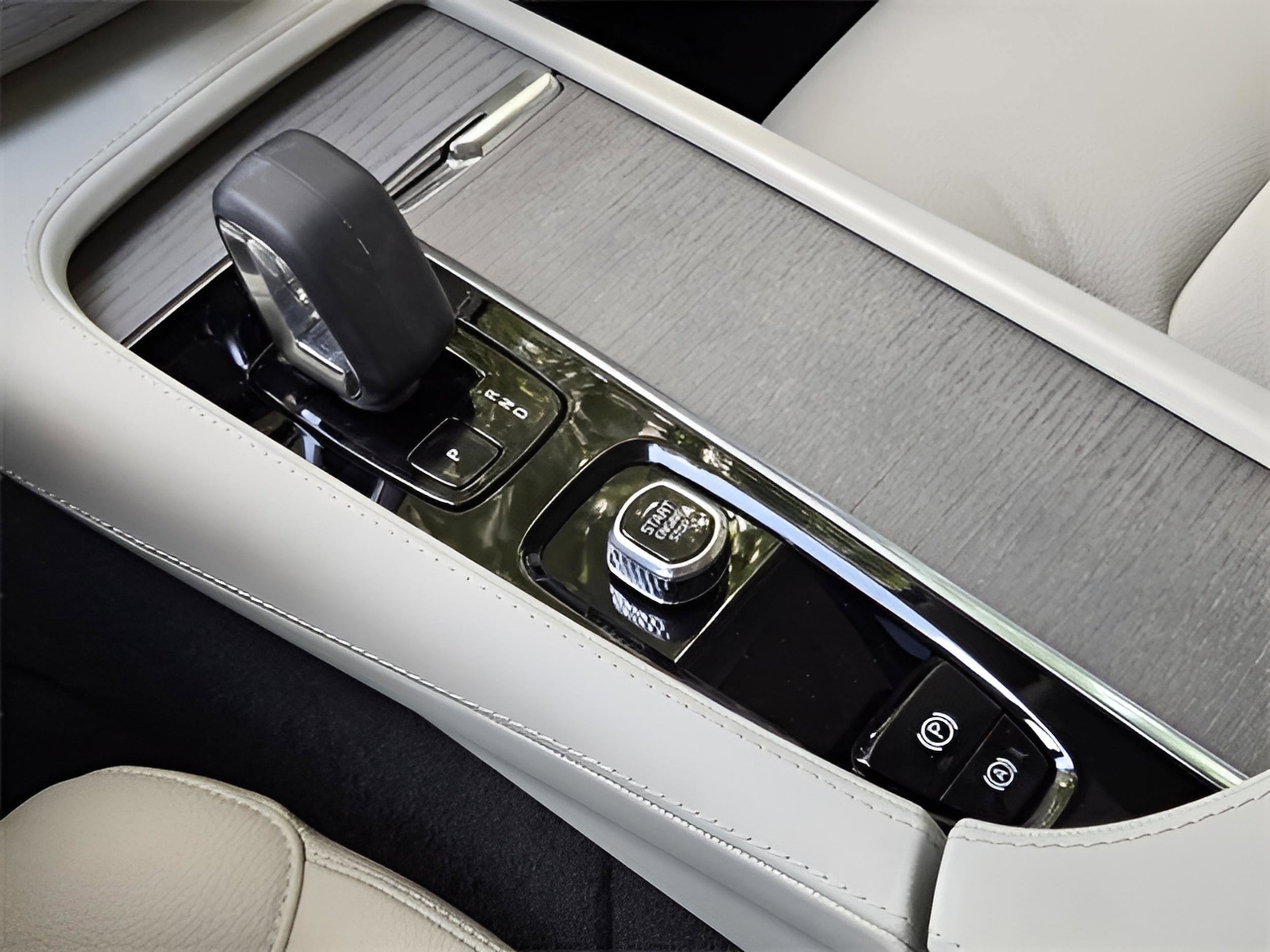 2025 Volvo XC90 Plus - Photo 28