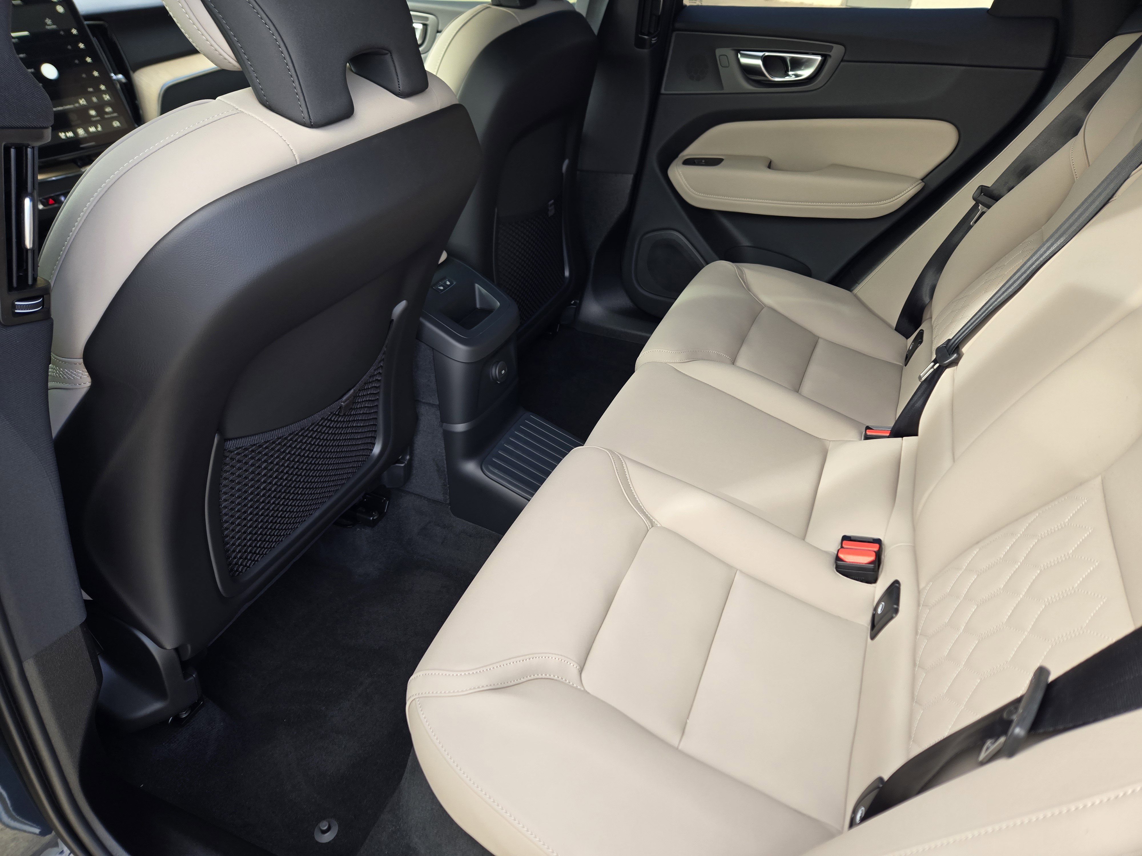 2026 Volvo XC60 Plus - Photo 24