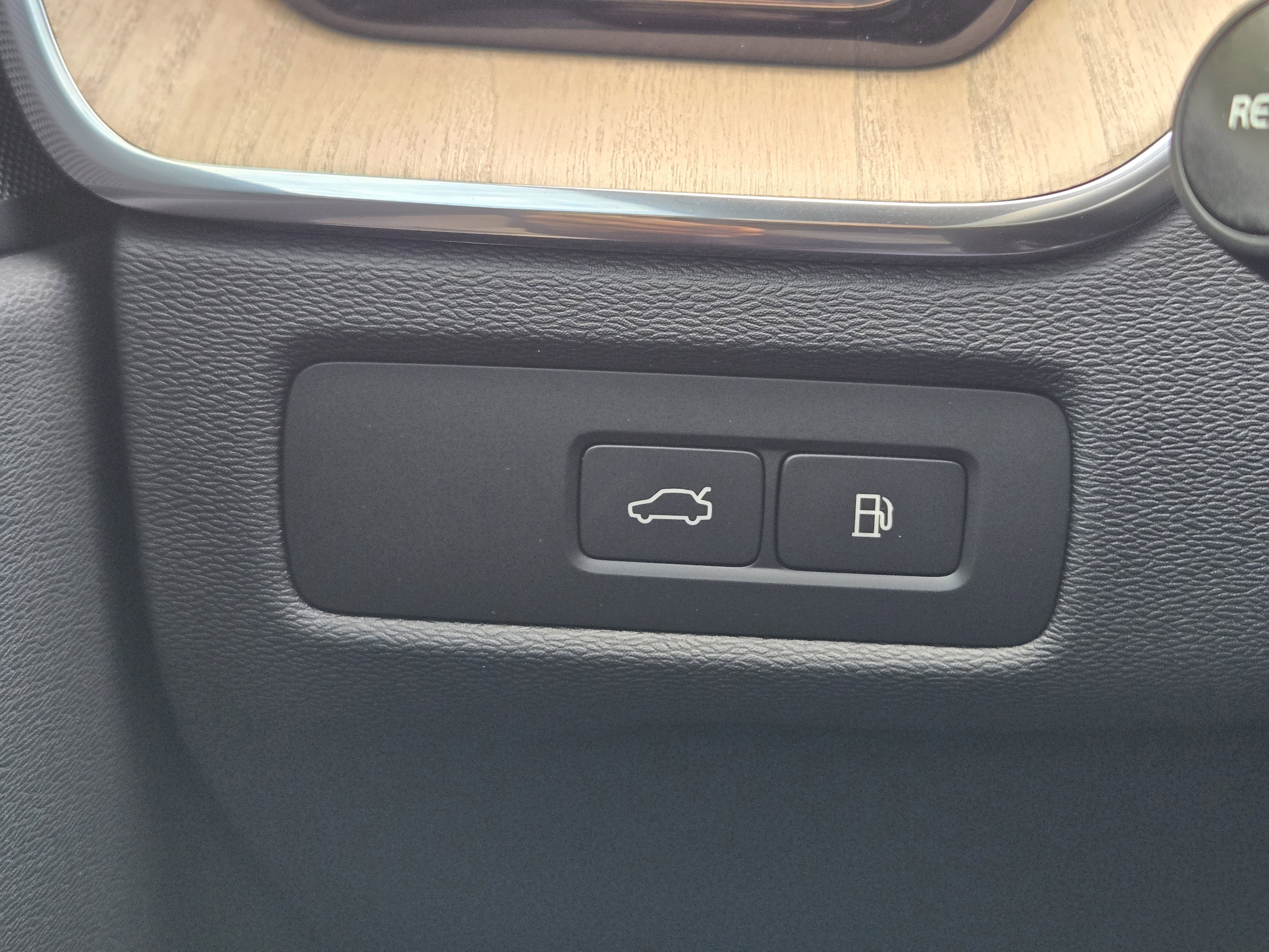 2026 Volvo XC60 Plus - Photo 17