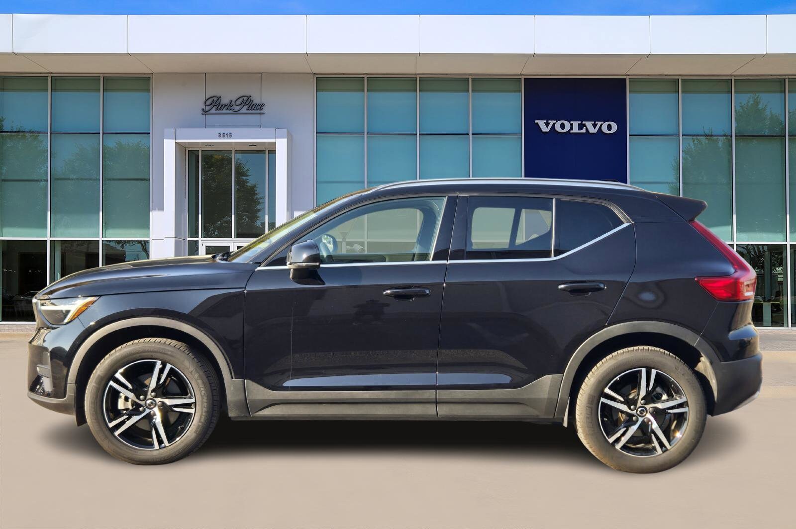 2025 Volvo XC40 Core photo 3