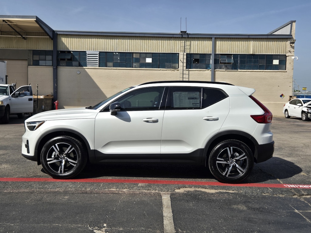 New 2026 Volvo XC40 B5 Core SUV