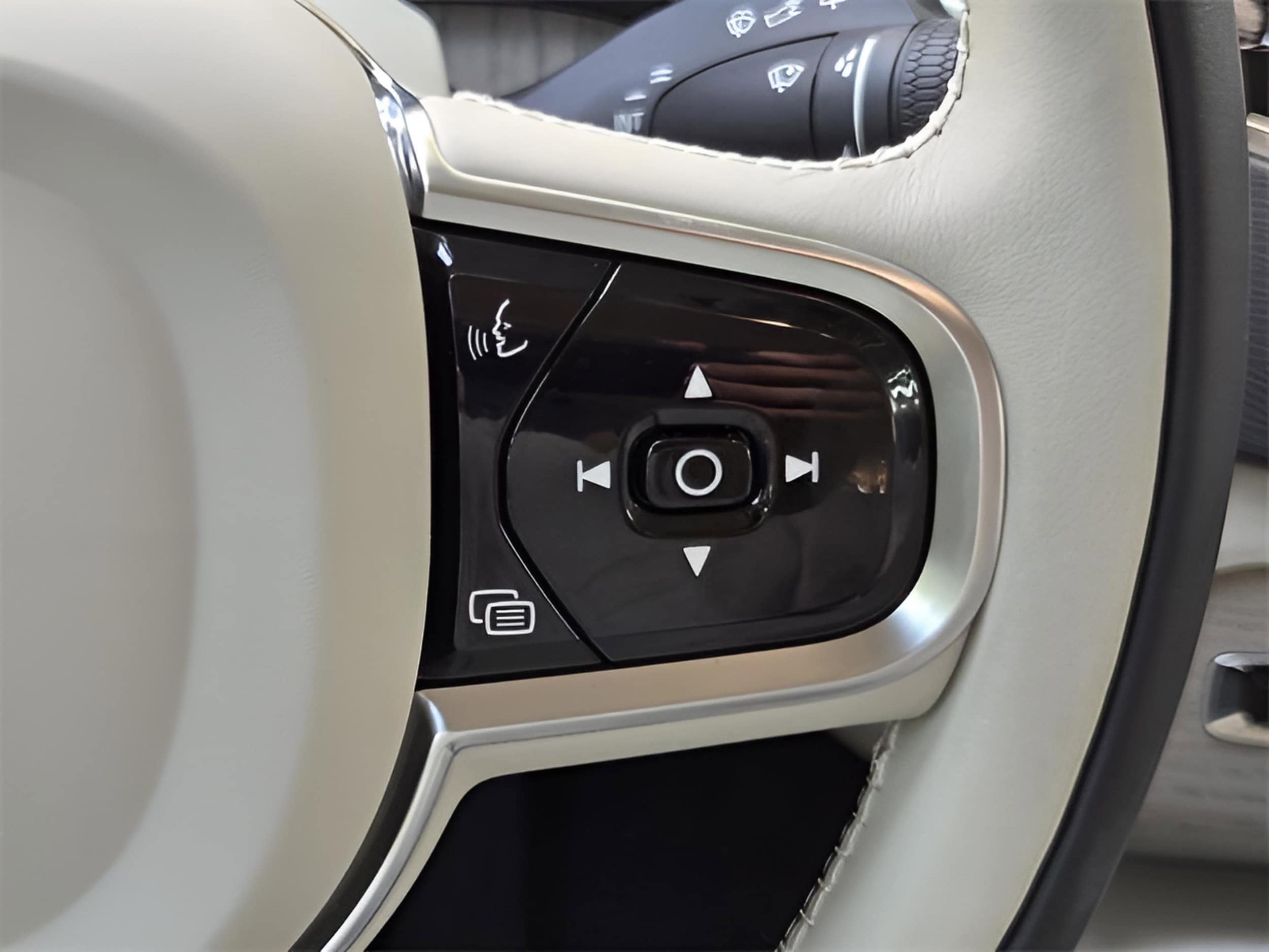 2025 Volvo XC90 Plus - Photo 37