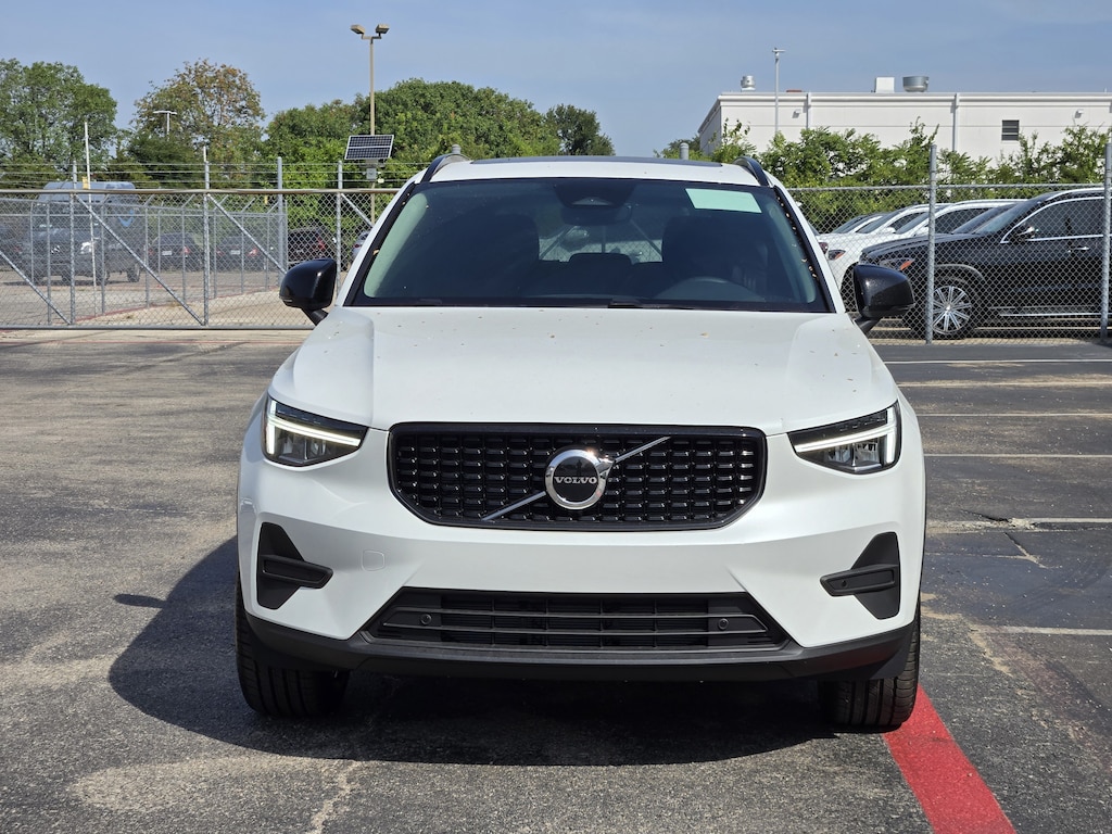 New 2026 Volvo XC40 B5 Core SUV