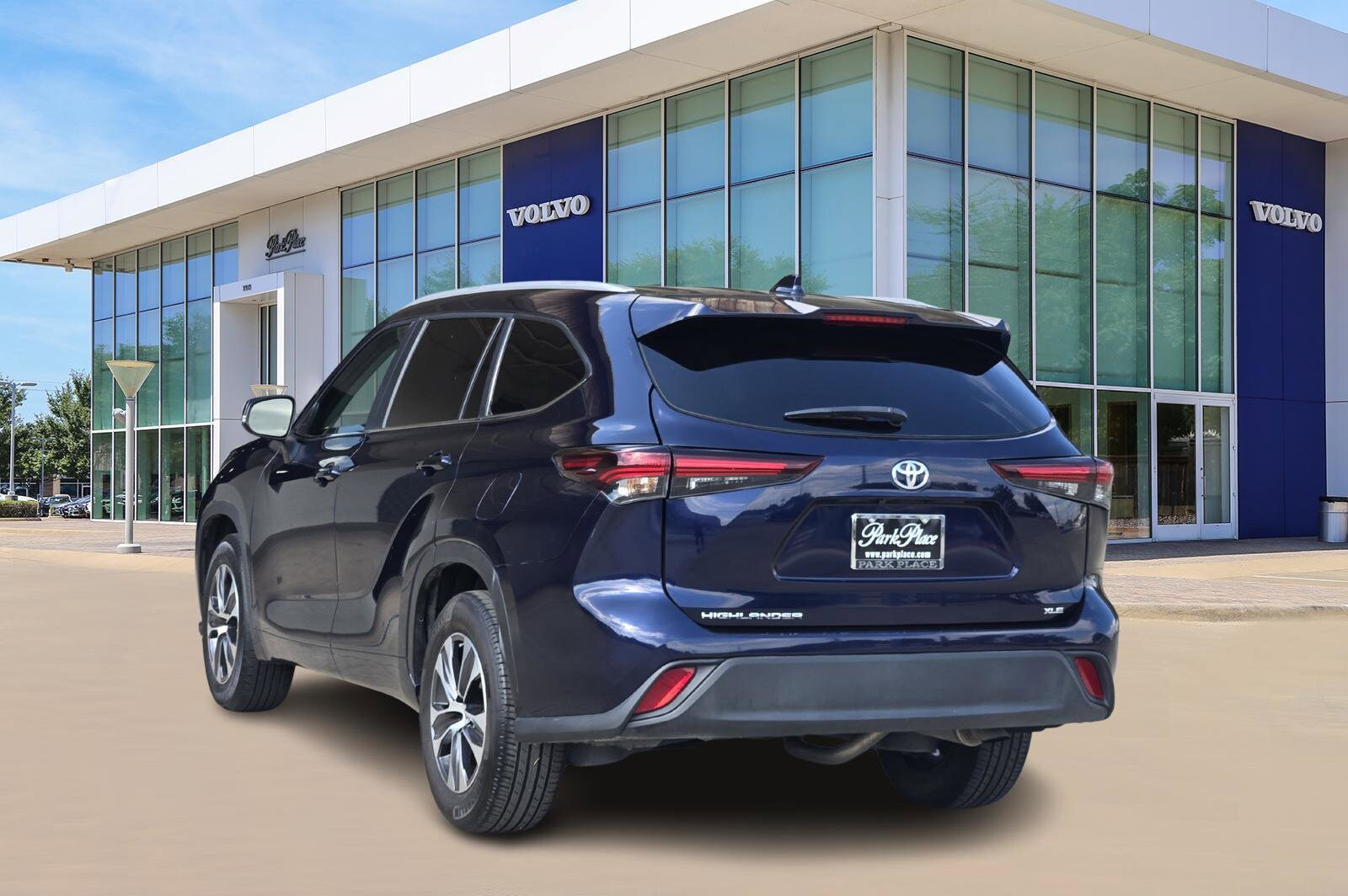 2024 Toyota Highlander LE photo 3